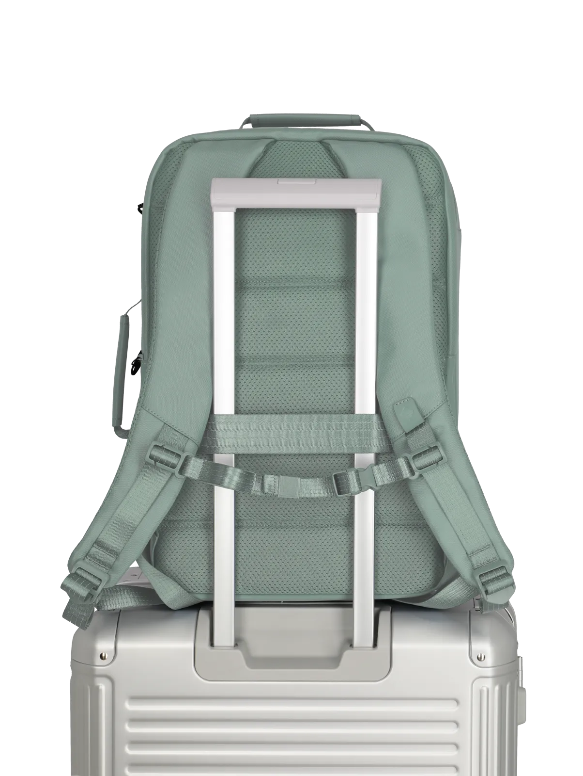 Rucksack in Mintgrün auf silbernem Koffer, sicher befestigt für komfortables Reisen