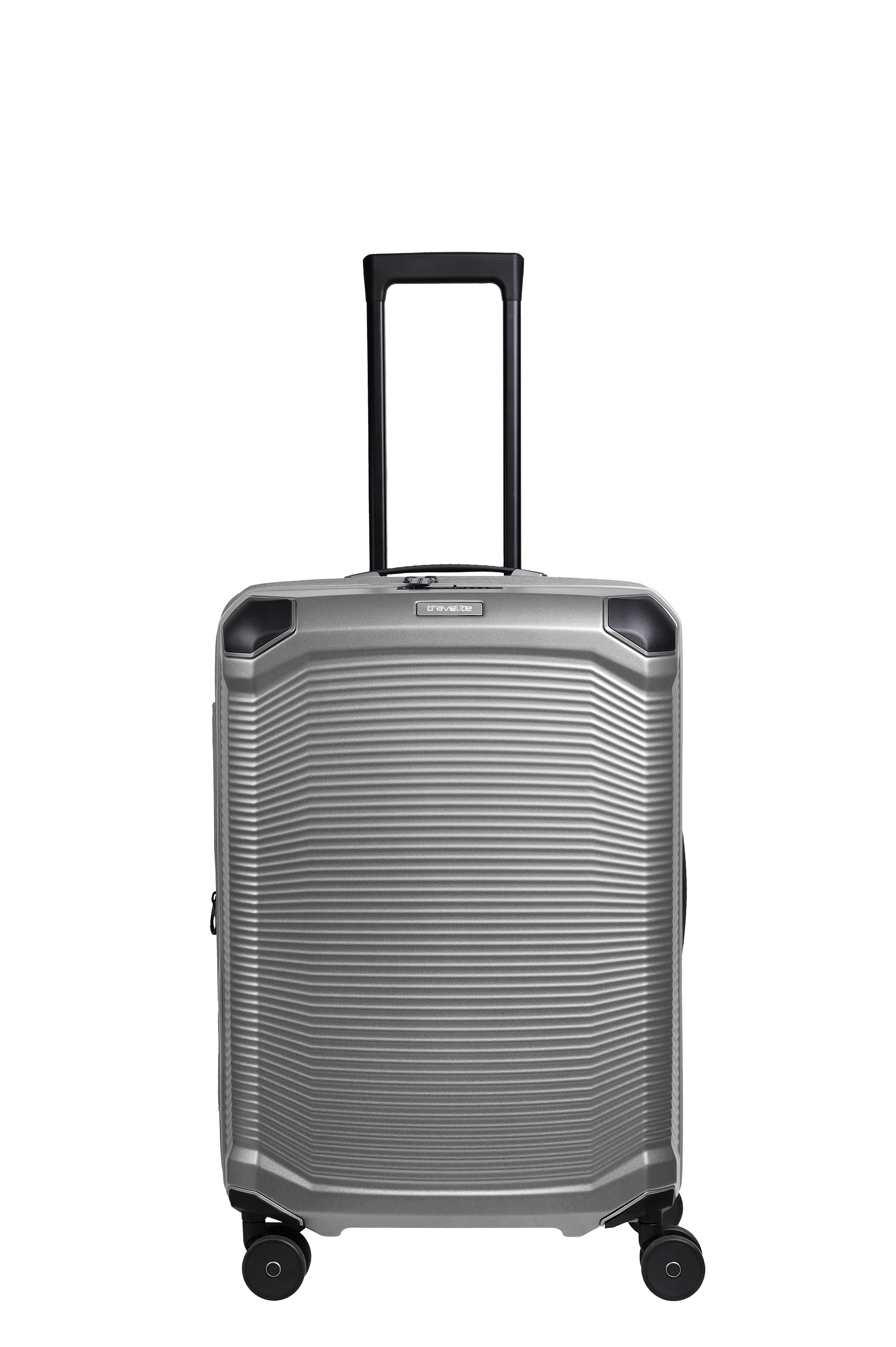 Un TRAVELITE Trolley M erw. plateado con líneas horizontales y esquinas negras se alza sobre cuatro ruedas delante de un fondo negro. El asa telescópica está extendida. El logotipo TRAVELITE se encuentra en la parte superior de la maleta.