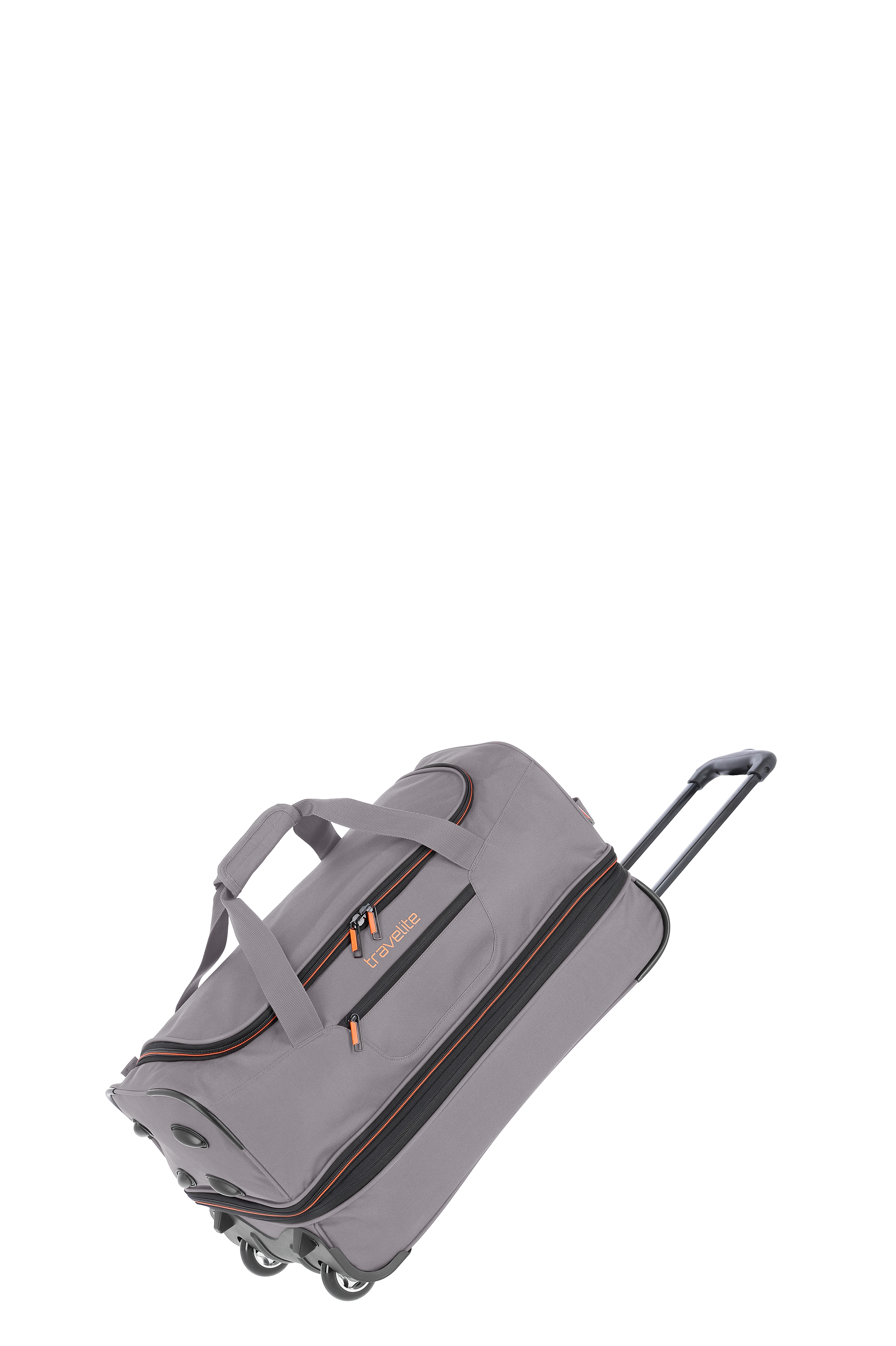 Eine graue TRAVELITE Reisetasche mit Trolley-Funktion, seitlich geneigt dargestellt. Die Tasche hat Tragegriffe, orangefarbene Akzente an den Reißverschlüssen und eine Teleskopstange. Vier Rollen sind sichtbar.