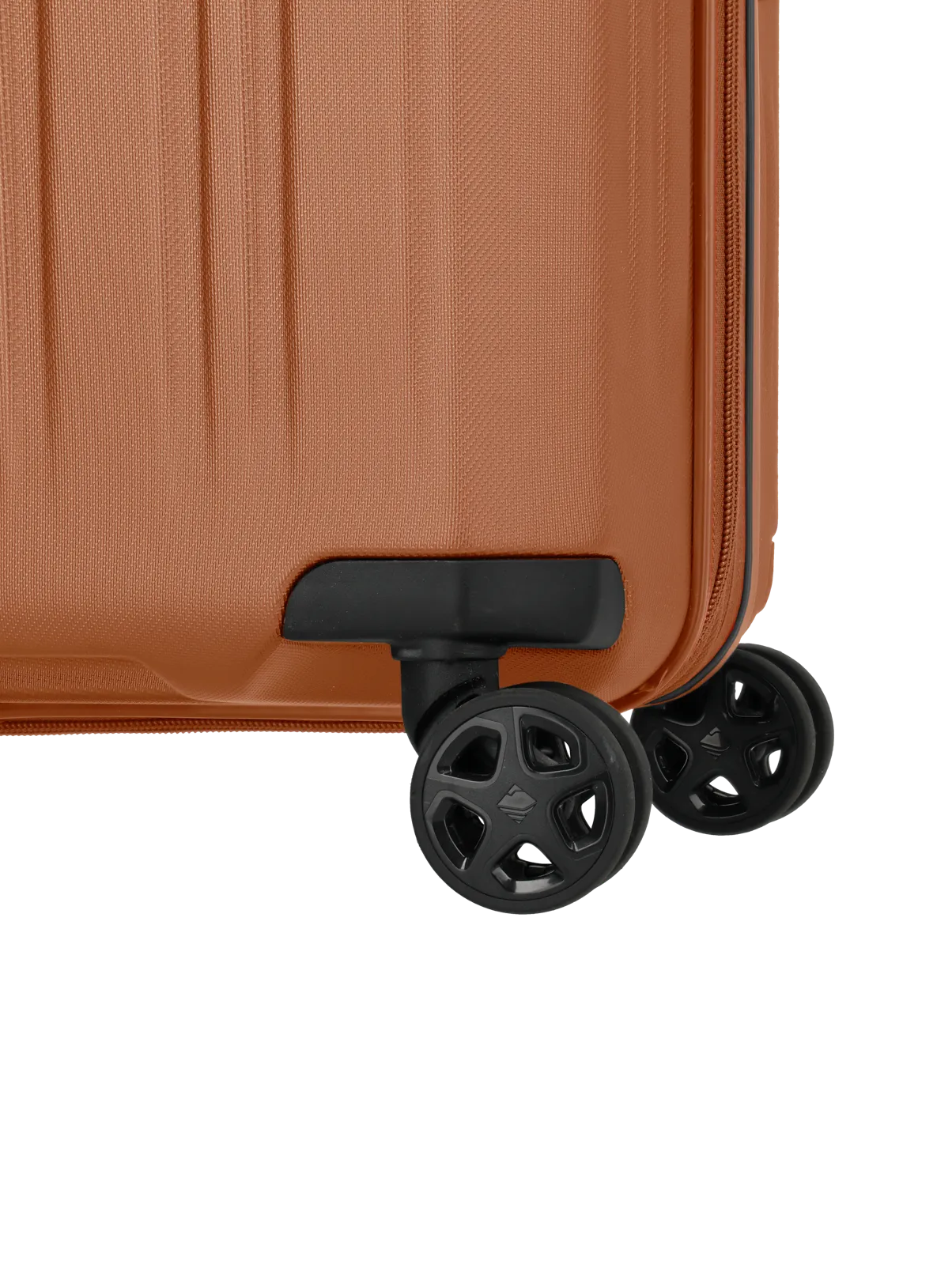 Detailansicht der Rollen eines orangenen Hartschalenkoffers mit schwarzen Doppelrollen