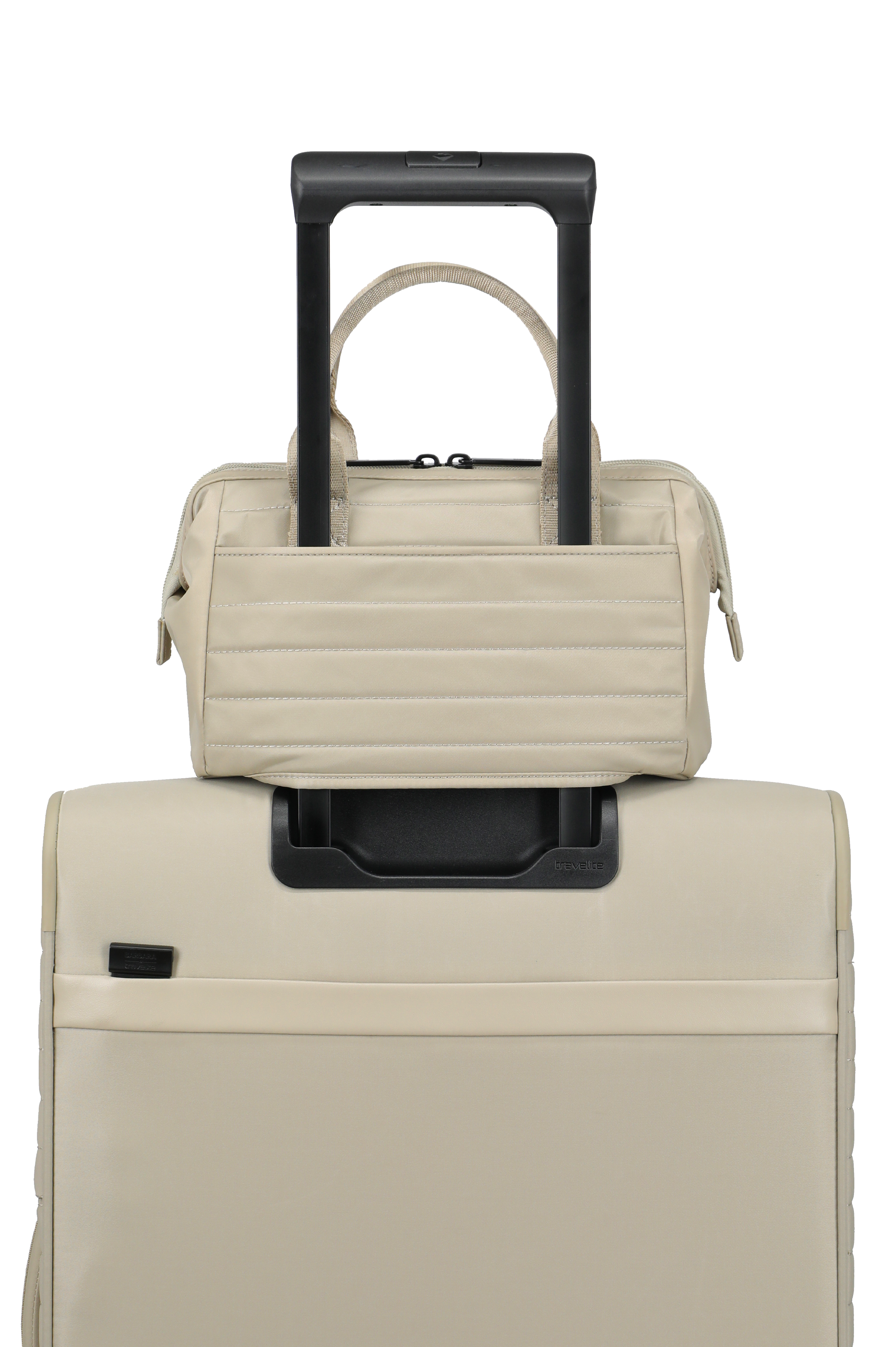 Beiger Koffer mit passender Handtasche, beide aufeinander abgestimmt für bequemes Reisen