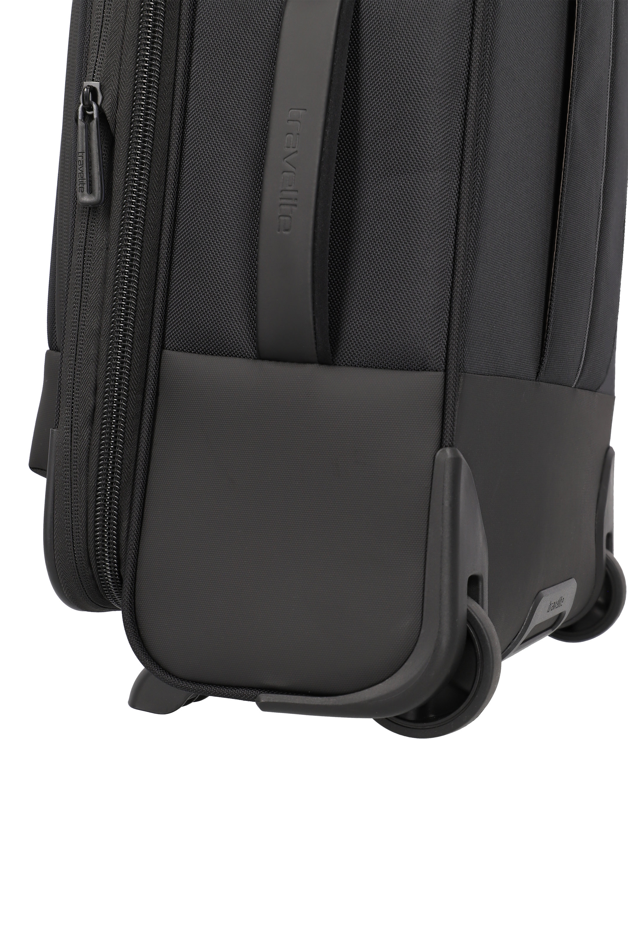 Detailansicht eines schwarzen Trolleys mit Rollen und Reißverschluss von travelite