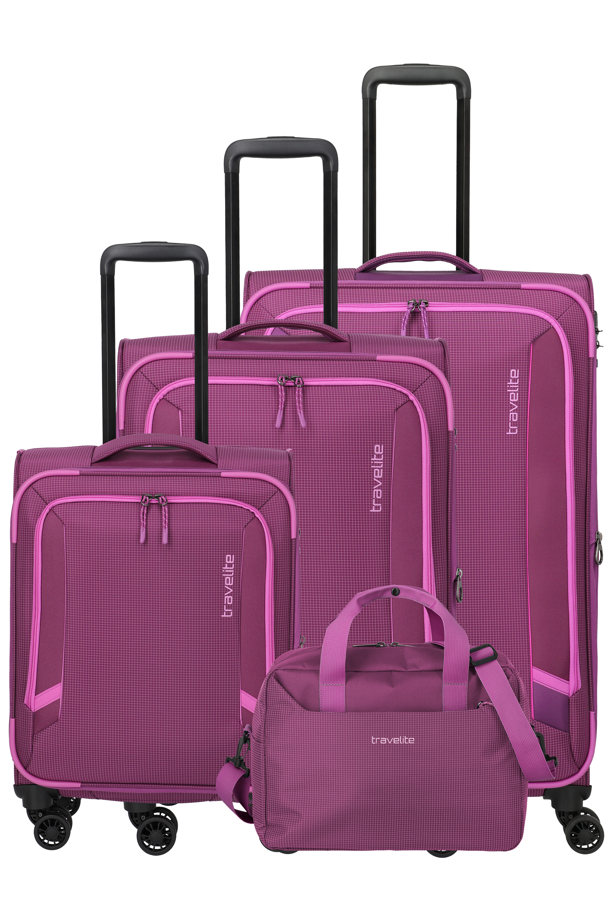 Juego de maletas morado sobre fondo negro. Incluye tres maletas de ruedas de distintos tamaños con asas extensibles y una bolsa de viaje con bandolera. Las maletas son de tela morada con detalles rosas y la inscripción "travelite".