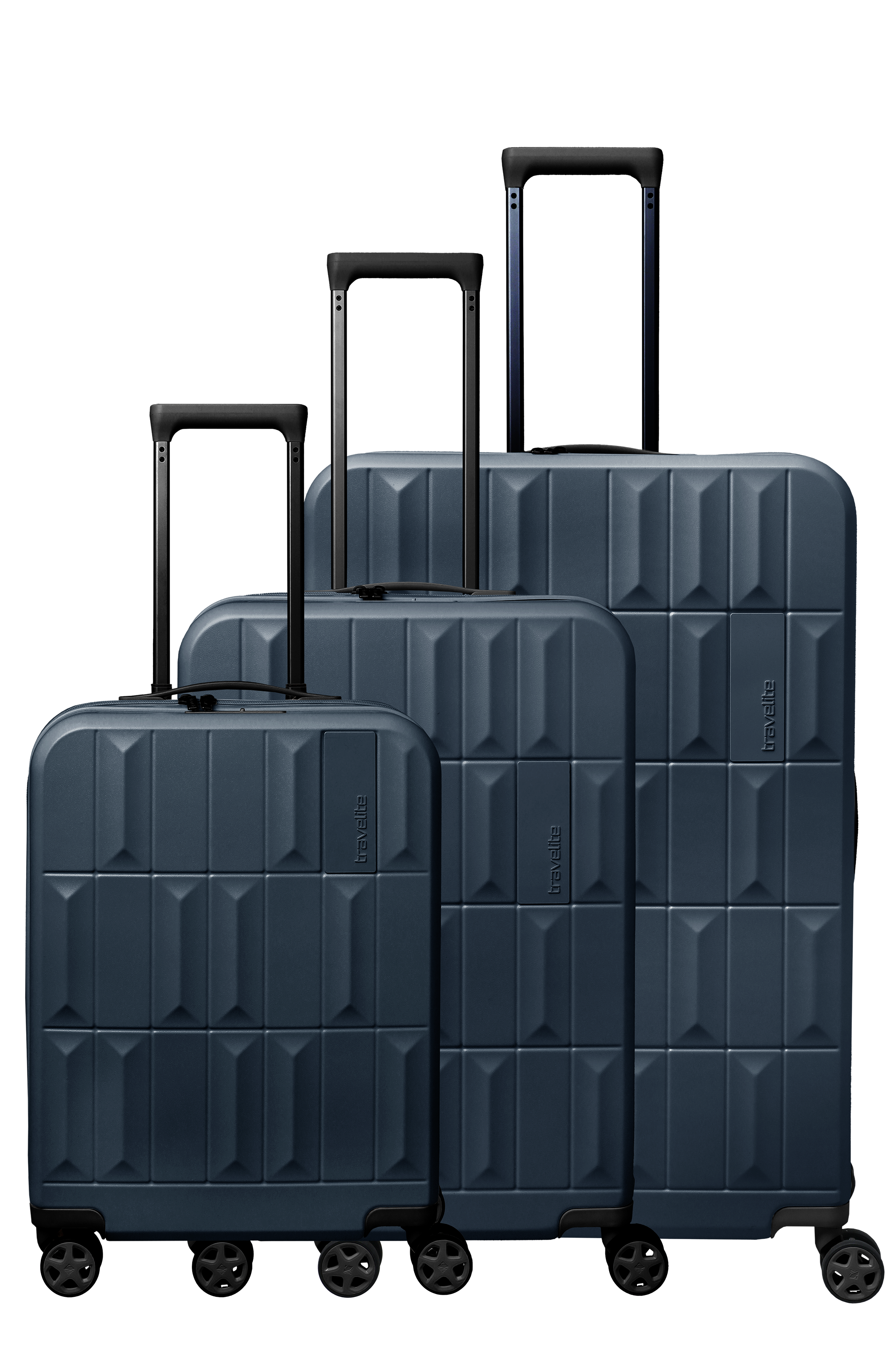 Drei dunkelblaue TRAVELITE Koffer in verschiedenen Größen stehen vor einem schwarzen Hintergrund. Sie haben Teleskopgriffe und eine Reliefstruktur aus vertikalen Rechtecken mit abgeschrägten Kanten. Die Rollen sind schwarz.