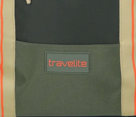 Nahaufnahme eines Travelite Rucksacks mit olivgrünem Stoff und rotem Logo