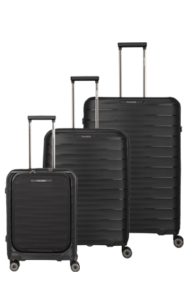 Set di valigie da 3 pezzi di TRAVELITE in nero, composto da tre valigie di dimensioni diverse. Ogni valigia è dotata di manico telescopico e ruote, oltre che di una superficie rigata. Le valigie sono posizionate una accanto all'altra.