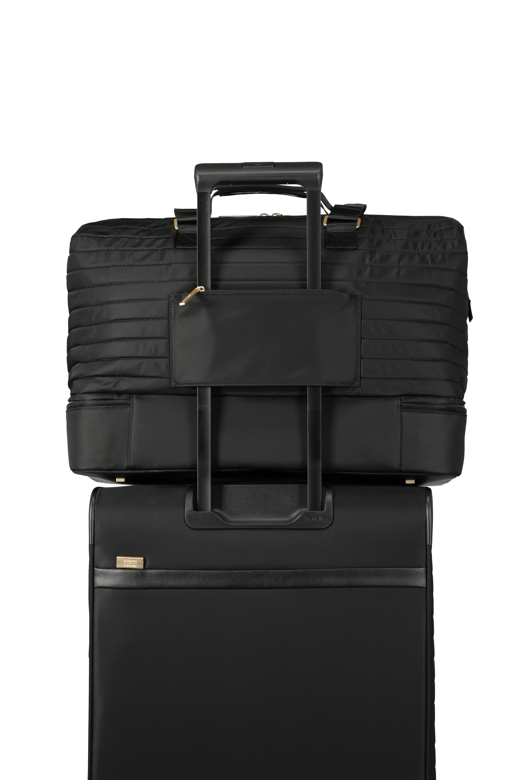 Schwarze Reisetasche auf Koffer mit Trolley-Funktion – praktisches Reisegepäck-Set