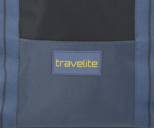 Blaue Reisetasche mit aufgesticktem Travelite-Logo in Nahaufnahme
