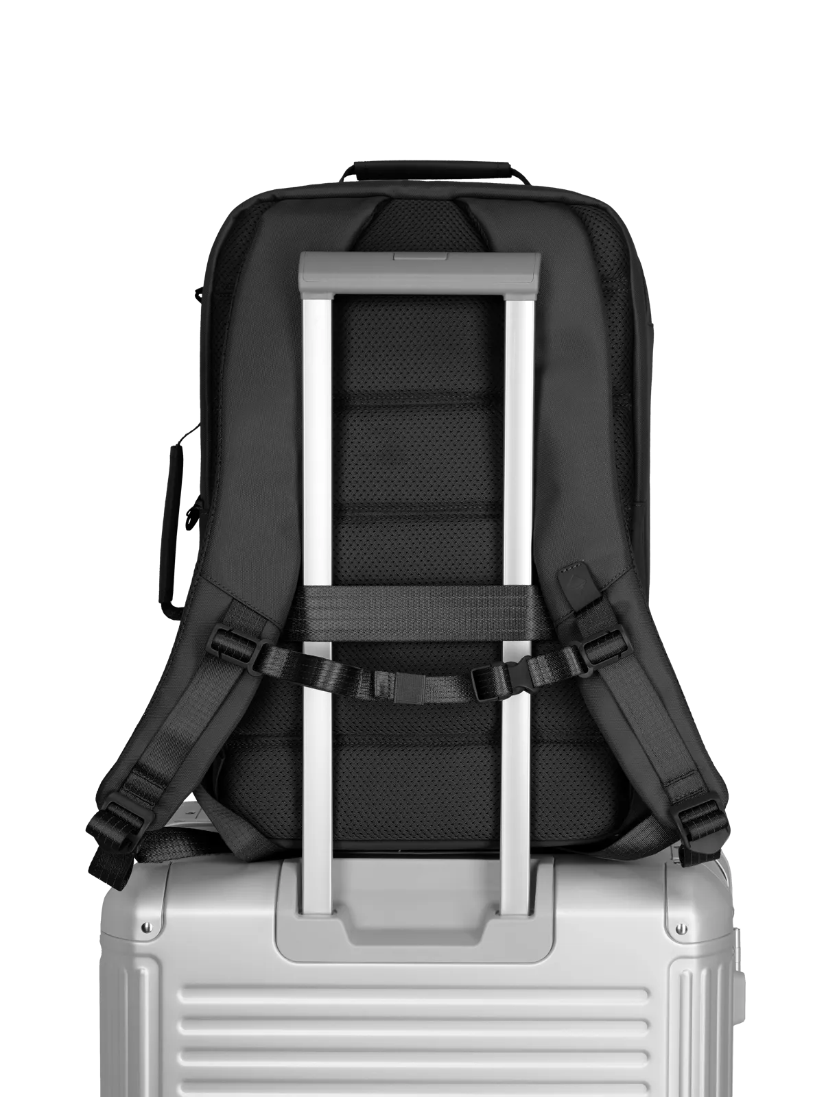 Schwarzer Rucksack auf silbernem Trolley, perfekt für Reisen