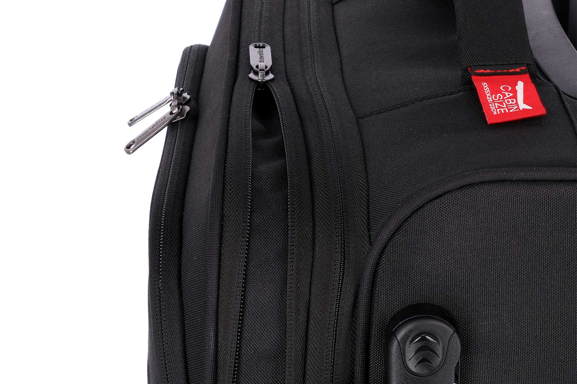 Schwarze Kabinentasche mit Reißverschluss-Detail Nahaufnahme einer schwarzen Kabinentasche mit Reißverschlüssen und rotem Label