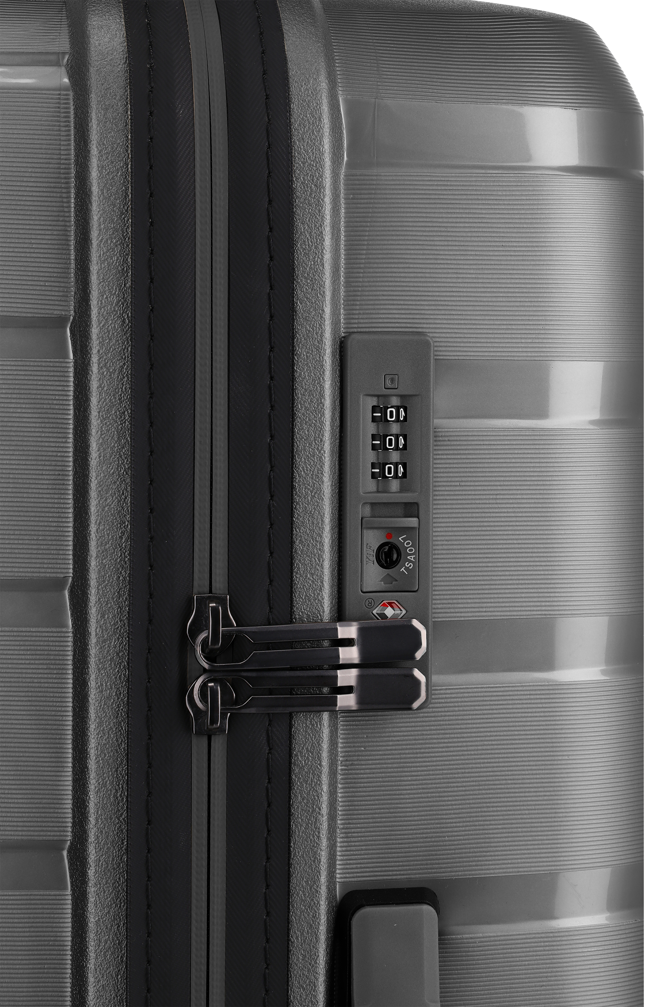 Detailansicht eines Koffers mit TSA-Zahlenschloss und stabilem Reißverschluss