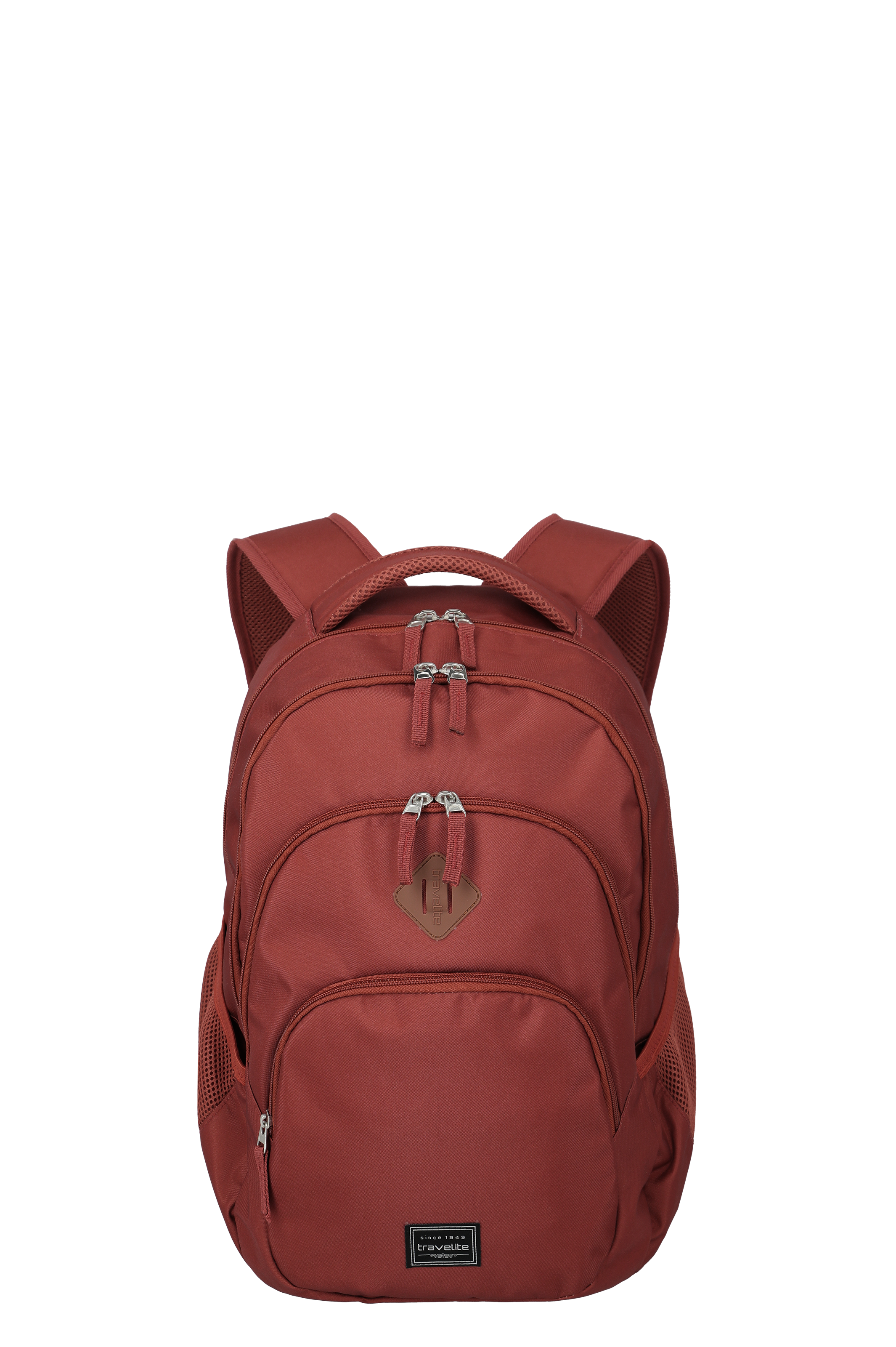 Zaino rosso con due scomparti principali, uno scomparto più piccolo sul fondo e due piccole tasche laterali in rete. Lo zaino è dotato di due cerniere argentate per ogni scomparto, oltre che di maniglie e spallacci per il trasporto.