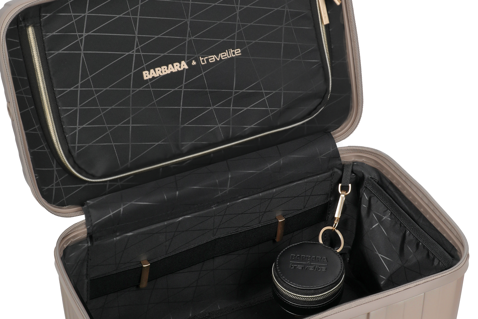 Offener Kosmetikkoffer BARBARA & travelite mit Innentaschen und Zubehör Der geöffnete Kosmetikkoffer von BARBARA & travelite zeigt das geräumige Innenfach, ein Reißverschlussfach sowie ein rundes Etui als Zubehör.
