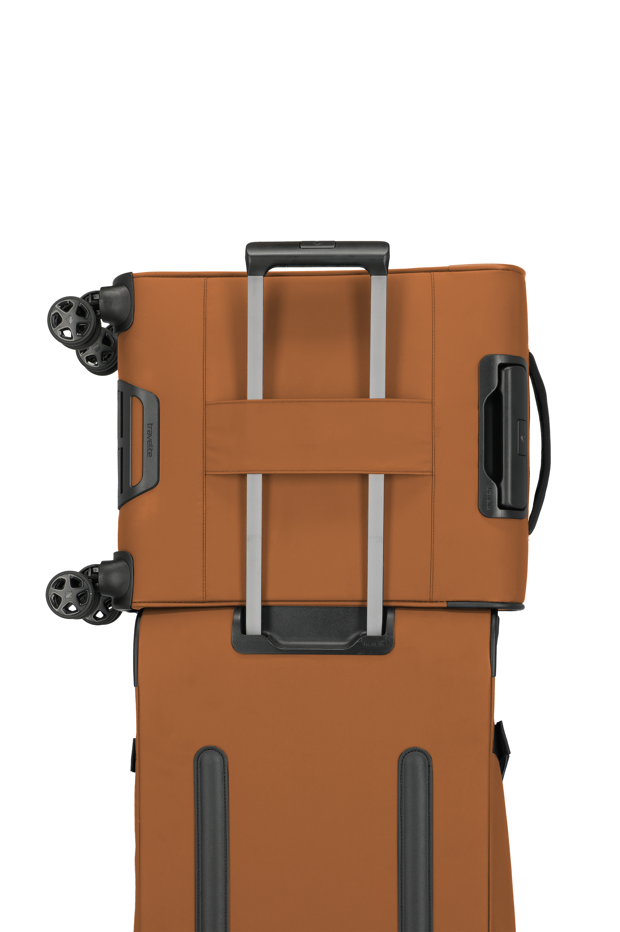 Detailansicht eines braunen Trolleys mit Teleskopgriff und Rollen