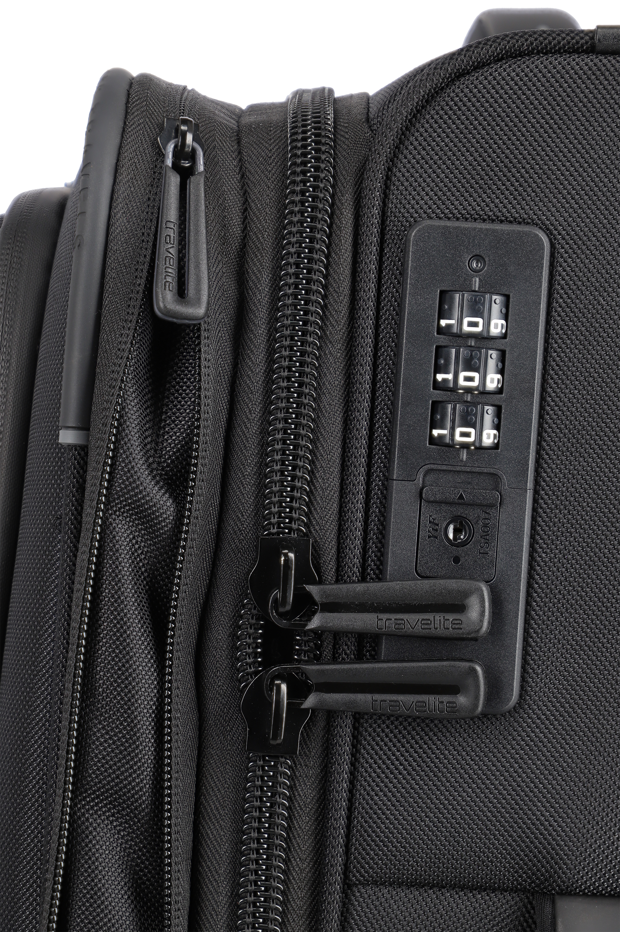 Detailansicht TSA-Zahlenschloss an schwarzem Travelite Koffer mit Reißverschlüssen