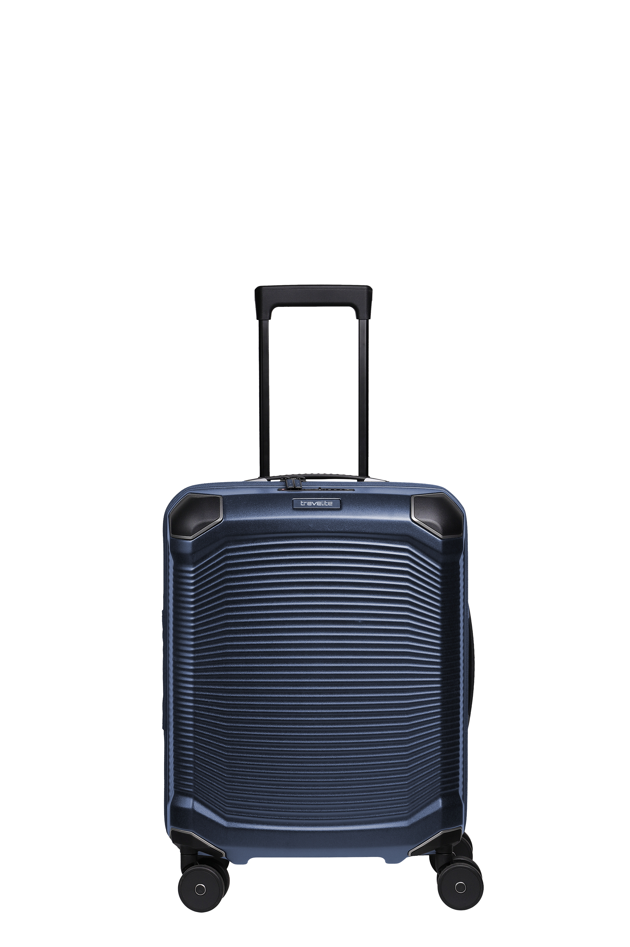 Blauer Trolley S+ von TRAVELITE auf schwarzem Hintergrund. Der Koffer hat eine strukturierte Oberfläche, einen schwarzen Teleskopgriff und vier Rollen. Das Herstellerlogo befindet sich oben mittig.