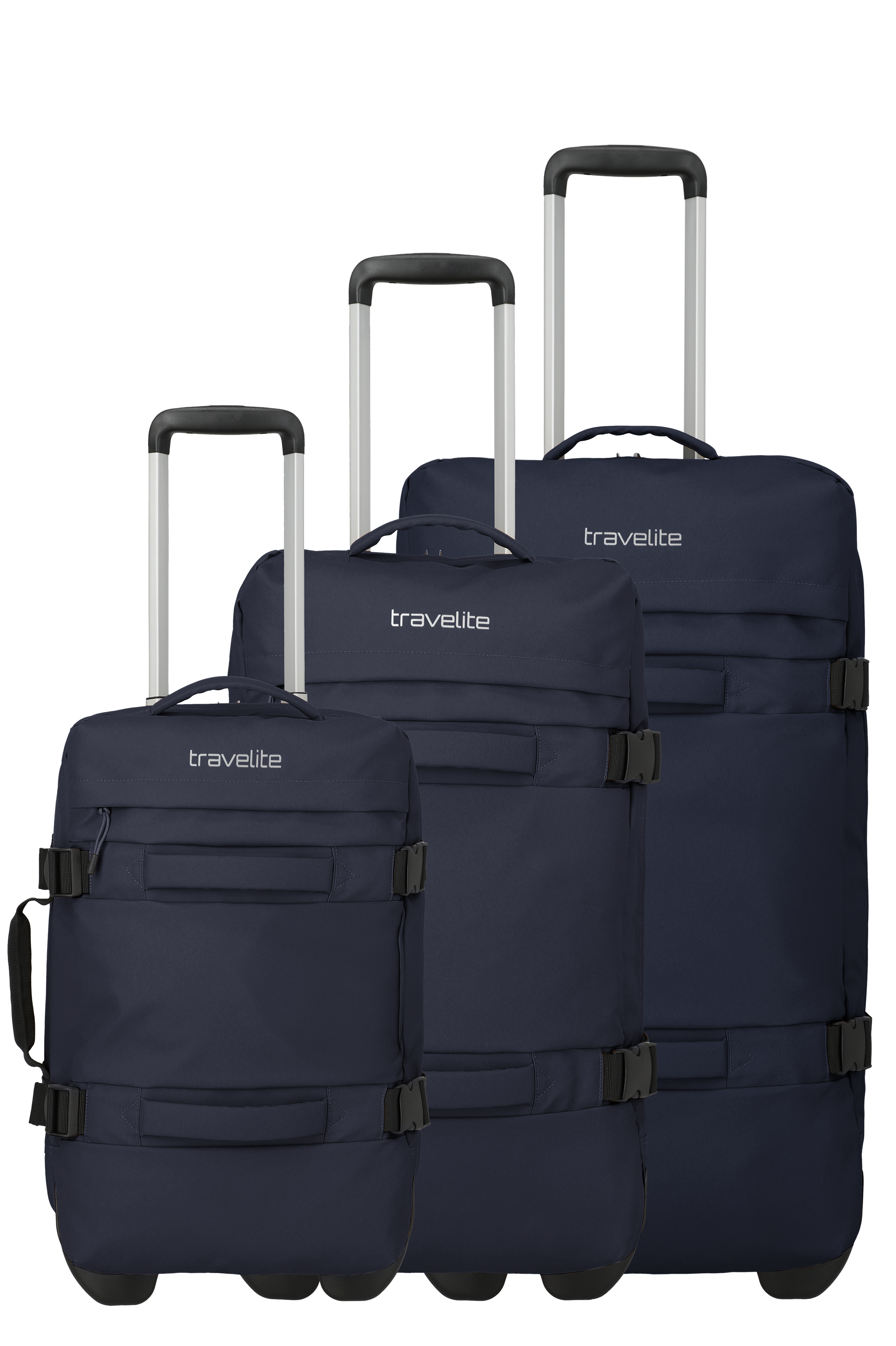 Drei dunkelblaue Koffer der Marke "Travelite" unterschiedlicher Größe stehen aufgereiht vor einem schwarzen Hintergrund. Jeder Koffer hat einen silbernen Teleskopgriff und schwarze Rollen. Der Markenname ist in weißer Schrift auf jedem Koffer sichtbar.