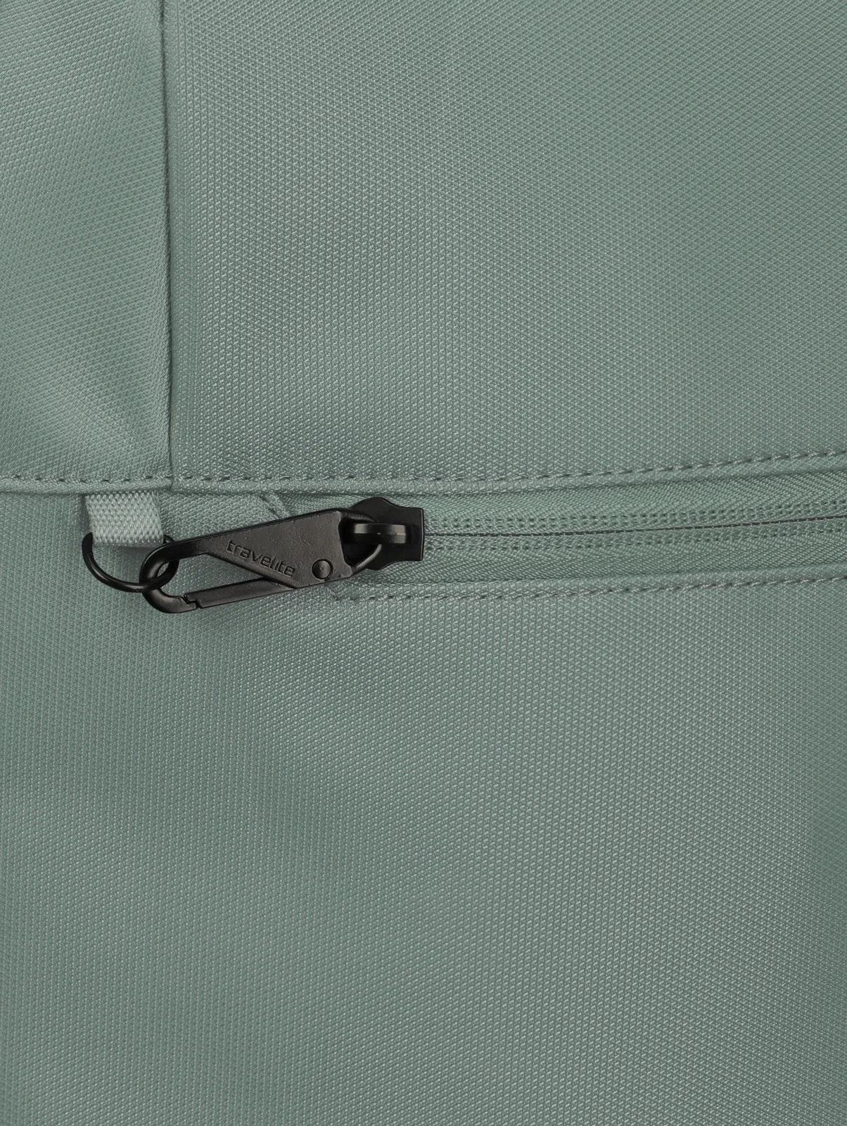 Detailansicht eines Reißverschlusses an einer hellgrünen Stofftasche
