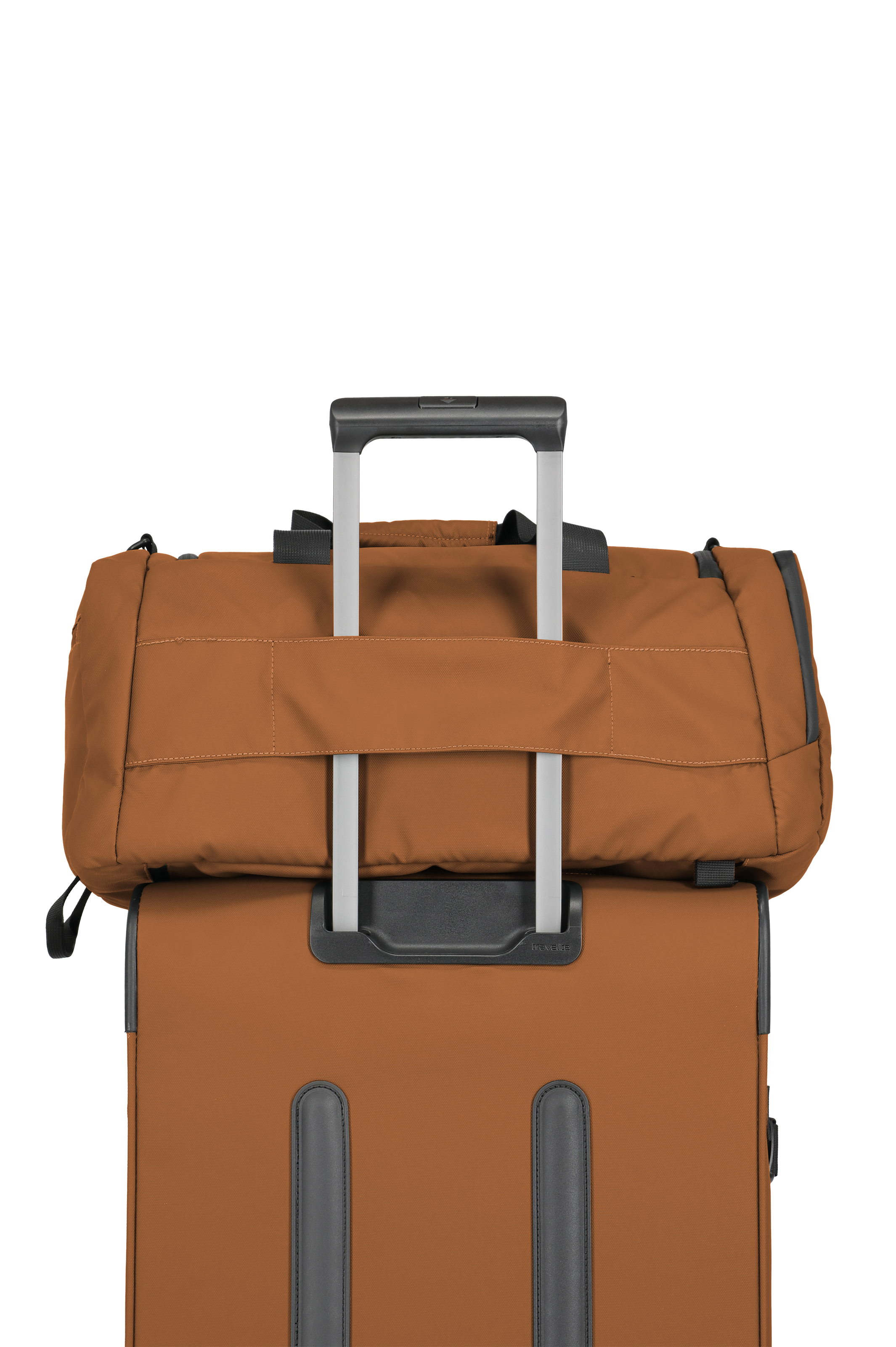 Detailansicht von zwei braunen Reisetaschen, kompakt übereinander gestapelt mit Teleskopgriff
