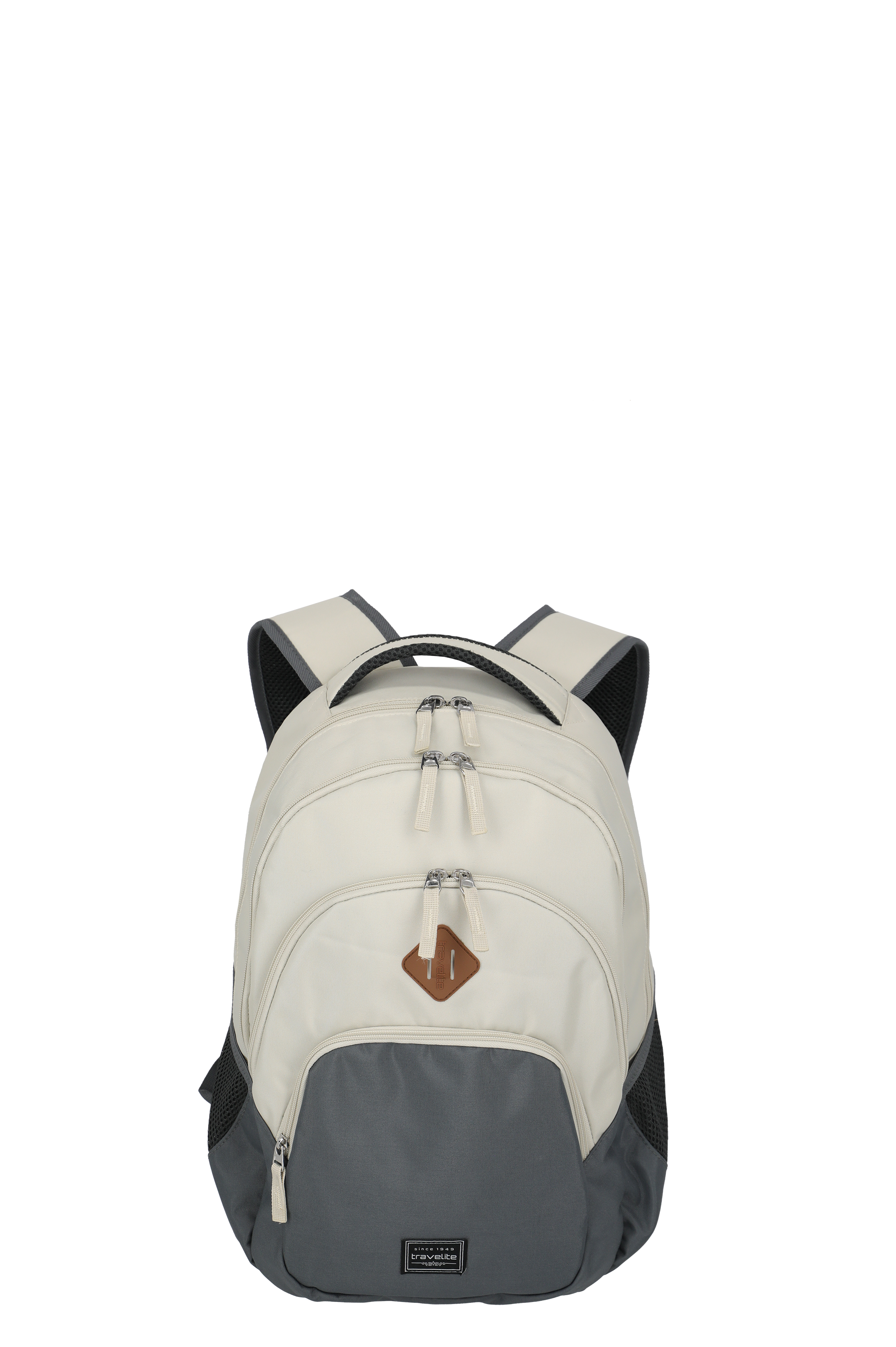 Ein cremefarbener Rucksack mit grauem Boden und Akzenten, mittig vor schwarzem Hintergrund. Der Rucksack hat gepolsterte Schultergurte und einen Tragegriff oben. Mehrere Reißverschlüsse sind sichtbar, ebenso wie ein braunes, rautenförmiges Logo.