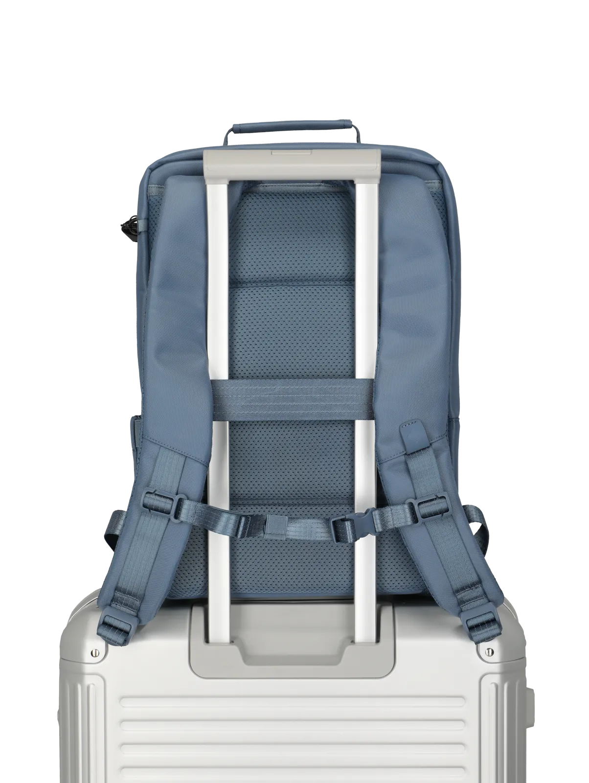 Rucksack auf Trolley aufgesteckt – praktische Lösung für Reisen