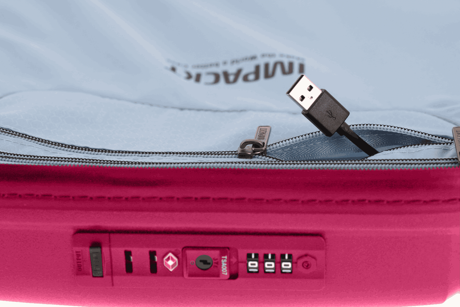 Koffer mit integriertem USB-Anschluss und TSA-Schloss