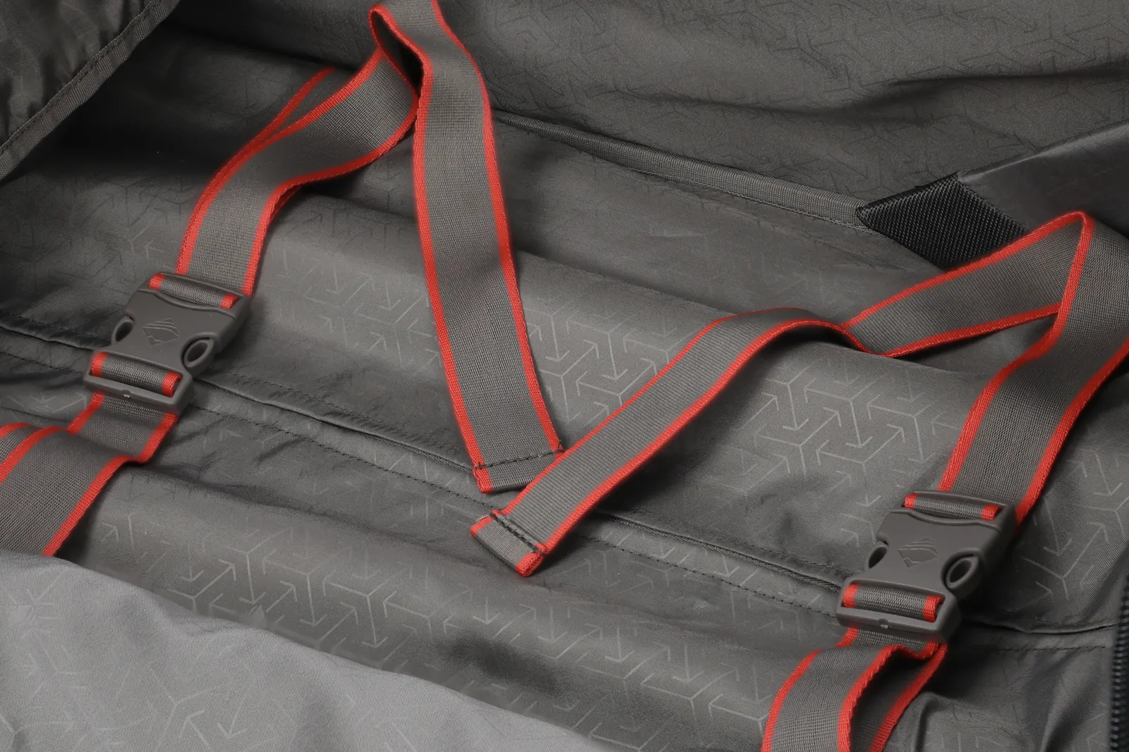 Innenansicht eines Reiserucksacks mit verstellbaren Gurten und Schnallen Detailaufnahme der Innenseite eines Reiserucksacks, mit grauen und roten verstellbaren Gurten und zwei Schnallen