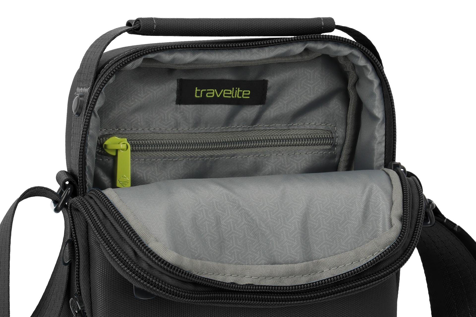 Innenansicht einer Travelite Umhängetasche mit Reißverschlussfach und sichtbarem Markenlabel Geöffnete Travelite Umhängetasche mit Innenfach, Reißverschluss und grünem Zipper