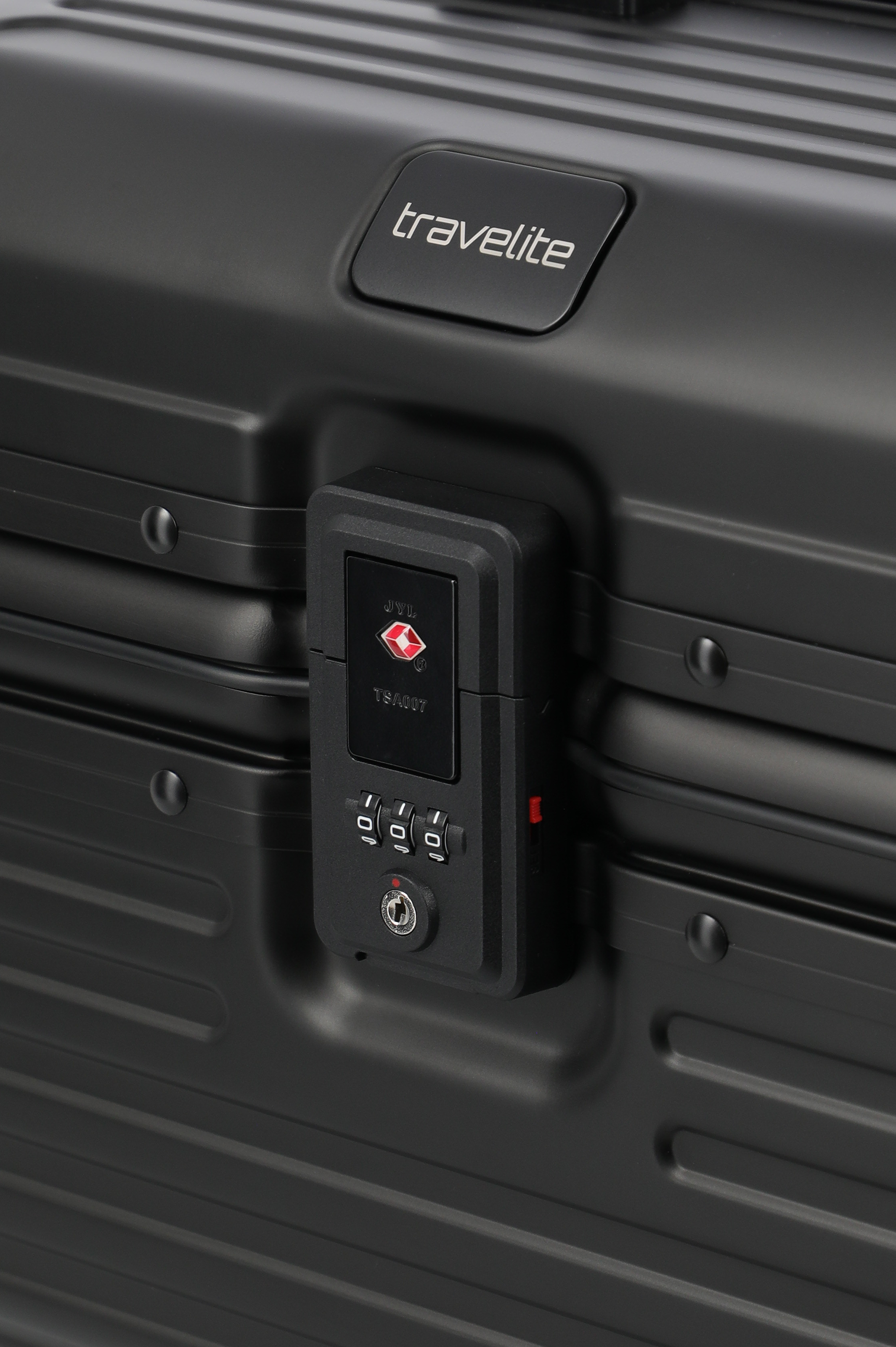 Detailansicht eines Travelite Koffers mit integriertem TSA-Zahlenschloss in Schwarz