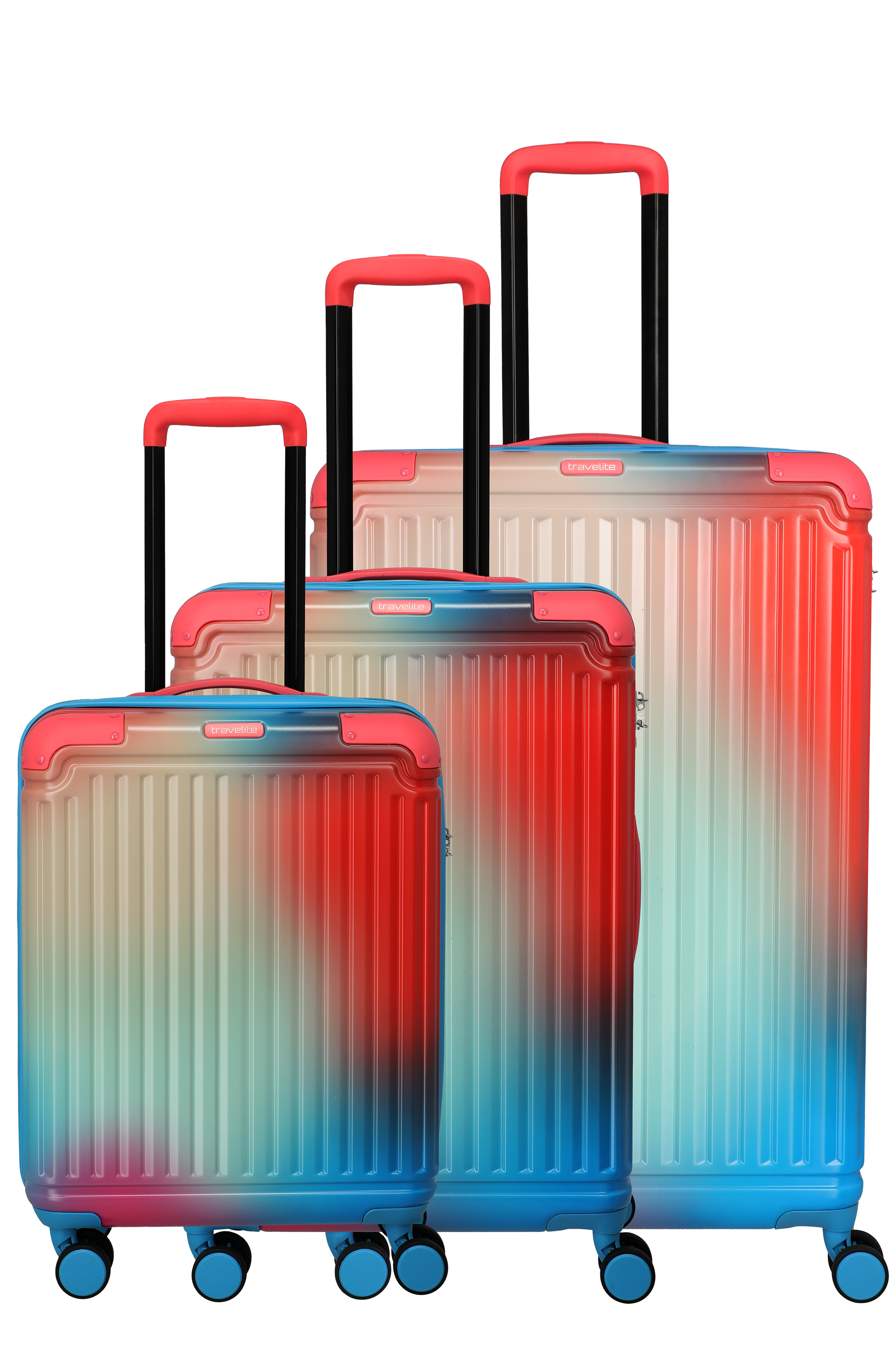 Tre travelite di dimensioni diverse su sfondo nero: strisce vivaci con sfumatura blu-bianco-rosso. Maniglie, ruote e cerniere sono rosa. I Trolley sono uno accanto all'altro e aumentano di dimensioni da sinistra a destra.