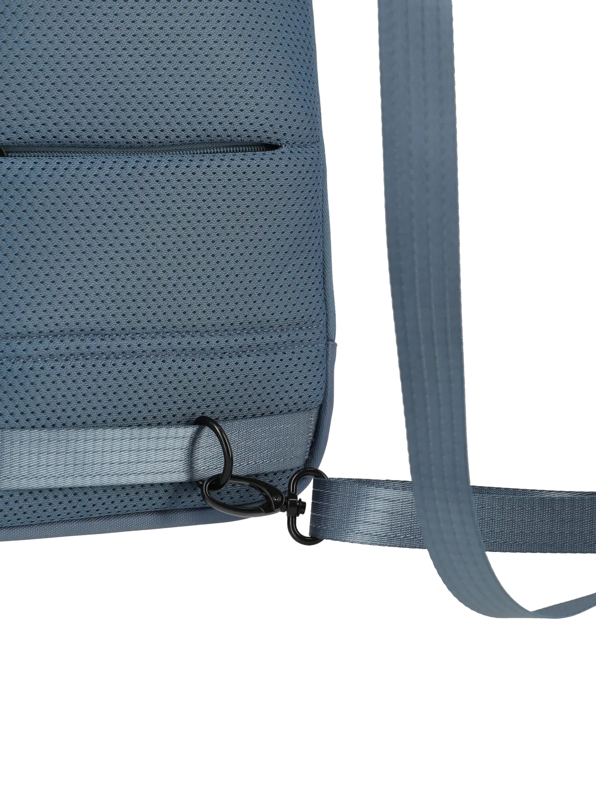 Detailansicht eines verstellbaren, abnehmbaren Schultergurts an einer blauen Tasche