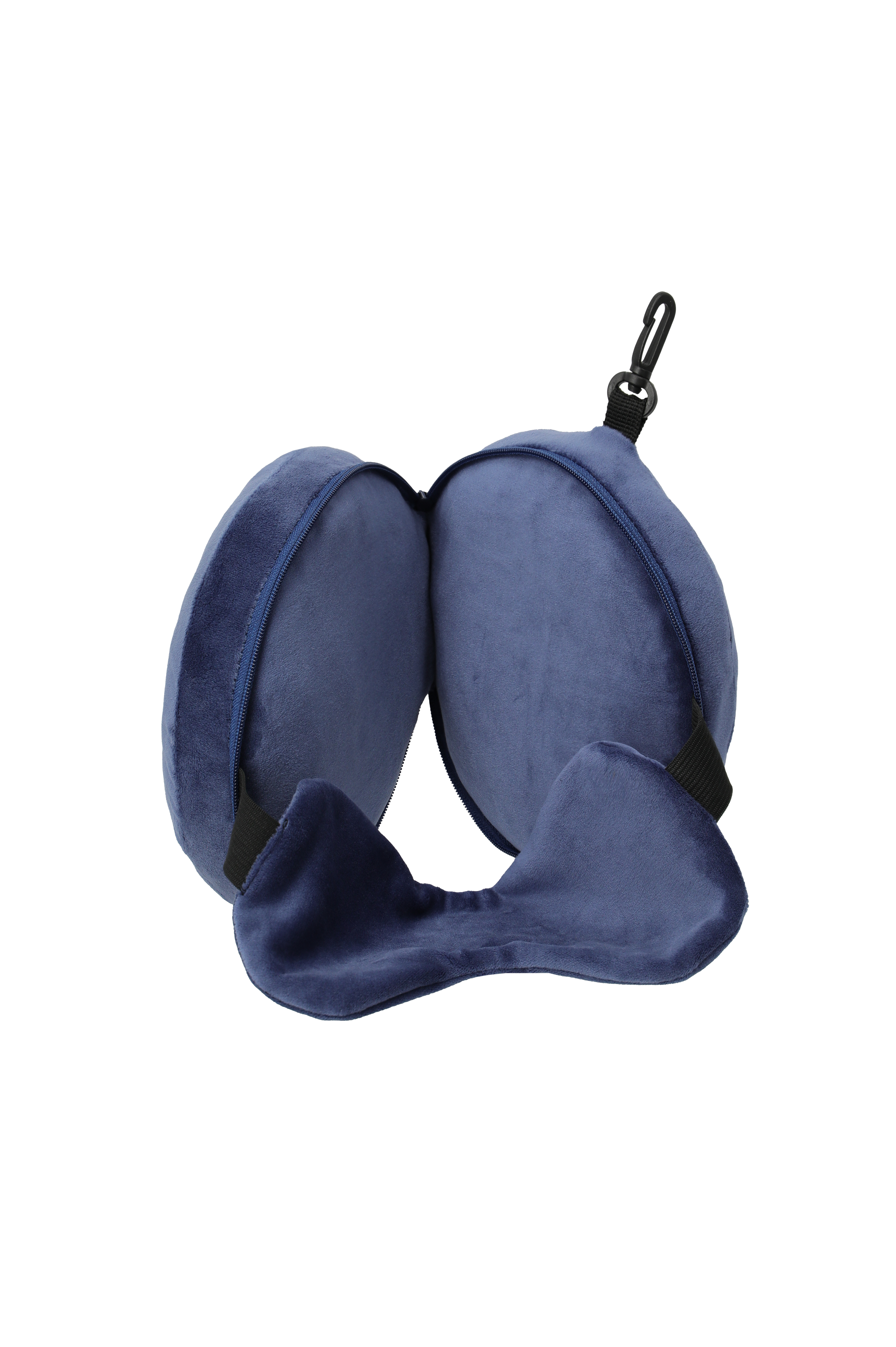 Gros plan sur un coussin de nuque ouvert en velours bleu. Le coussin est doté d'une fermeture éclair et d'un clip de fixation. Sous le coussin se trouve un rembourrage supplémentaire, également en velours bleu. Le fond est noir.