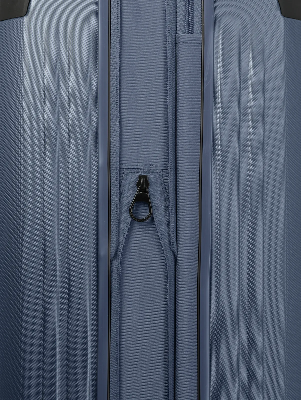 Detailansicht eines blauen Hartschalenkoffers mit Textilzwischenfach und Metallöse