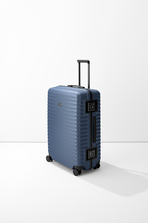 Trolley L blu TITAN con manico telescopico e chiusure TSA. Il guscio in policarbonato della valigia ha una sottile struttura a scanalature orizzontali. Le doppie ruote garantiscono una facile manovrabilità.