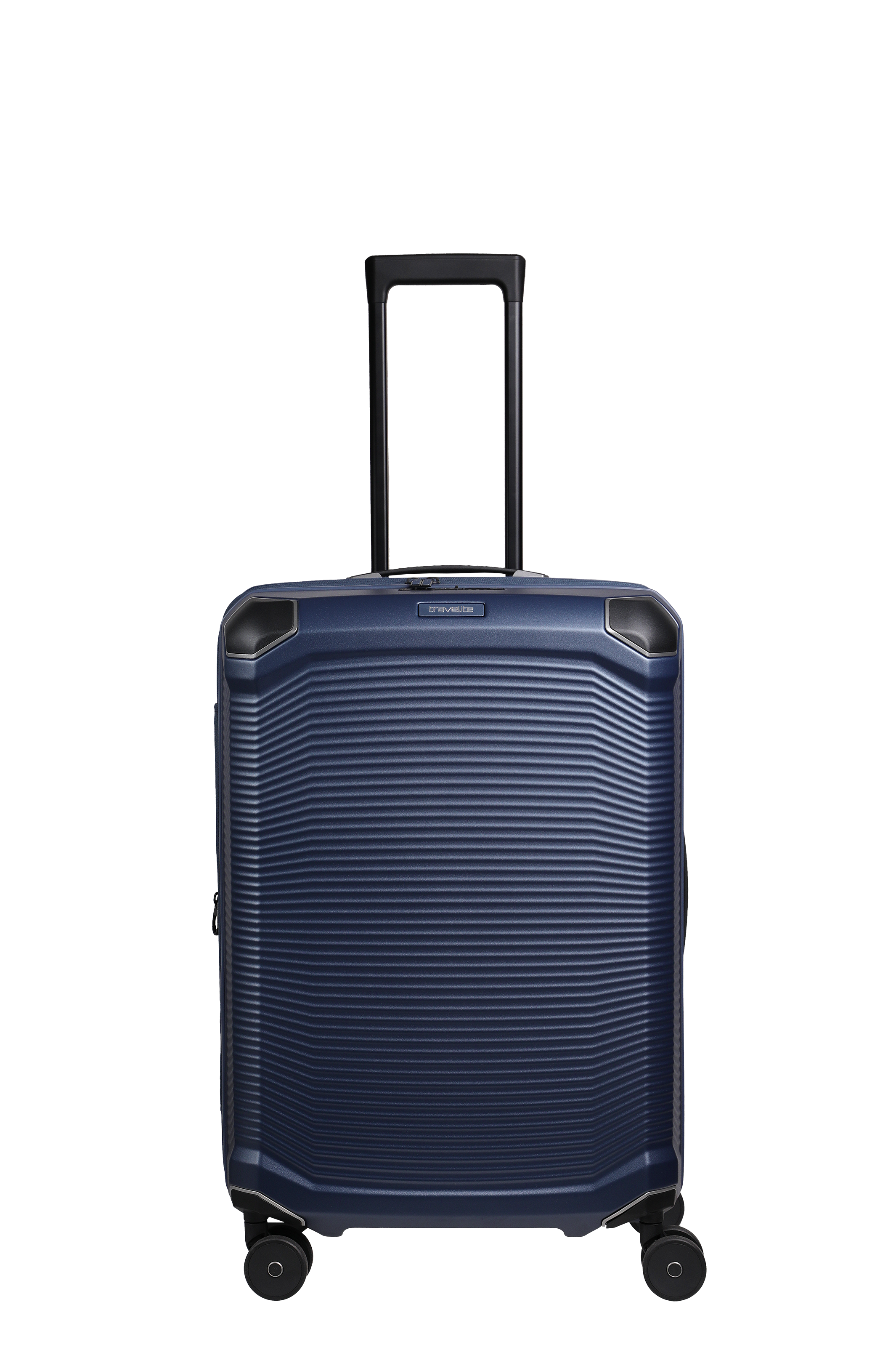 Vista frontal de un TRAVELITE Trolley M erw. azul oscuro sobre cuatro ruedas negras. El asa telescópica está extendida. La maleta tiene líneas horizontales en relieve y esquinas redondeadas y oscuras.