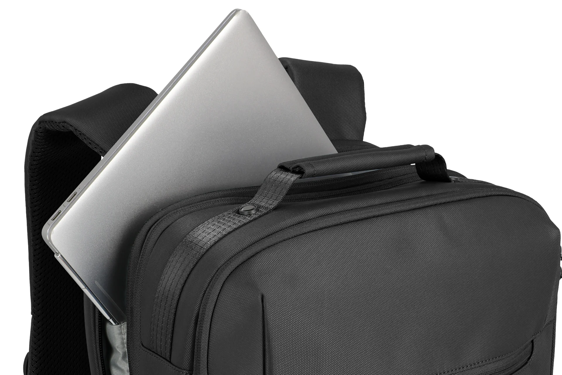 Schwarzer Rucksack mit Laptopfach – ideal für den sicheren Transport von Notebooks Detailaufnahme eines schwarzen Rucksacks mit einem silbernen Laptop im gepolsterten Laptopfach