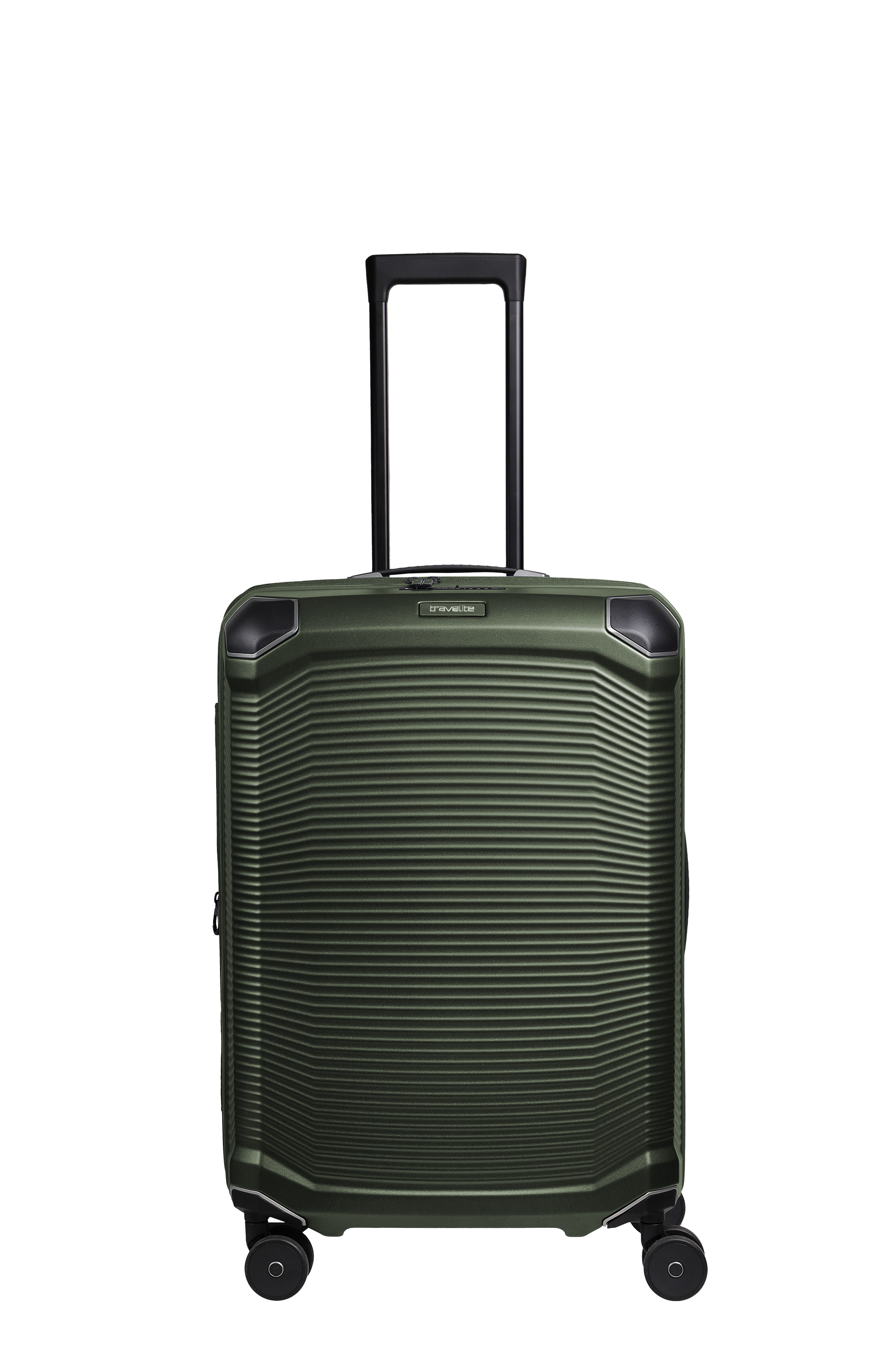 Un trolley M de color verde oliva TRAVELITE con asa telescópica se sostiene sobre cuatro ruedas. La superficie de la maleta está estriada horizontalmente y las esquinas están reforzadas.