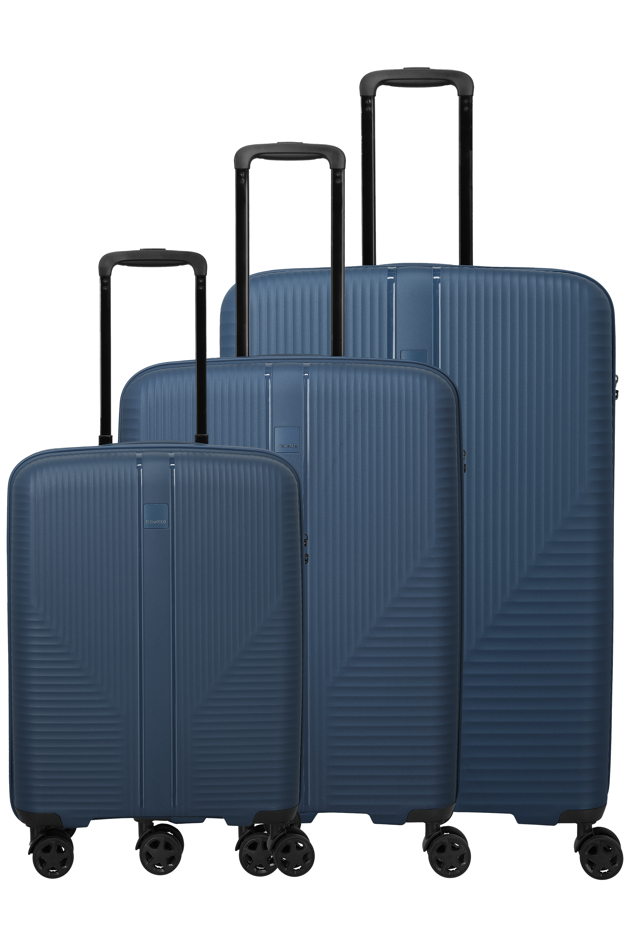 Nella foto, un set di valigie di 3 pezzi di TRAVELITE di colore blu. Le valigie, nelle misure L, M e S, sono una accanto all'altra. Ogni valigia ha un manico telescopico nero e quattro ruote doppie. Il set di valigie è raffigurato su uno sfondo nero.