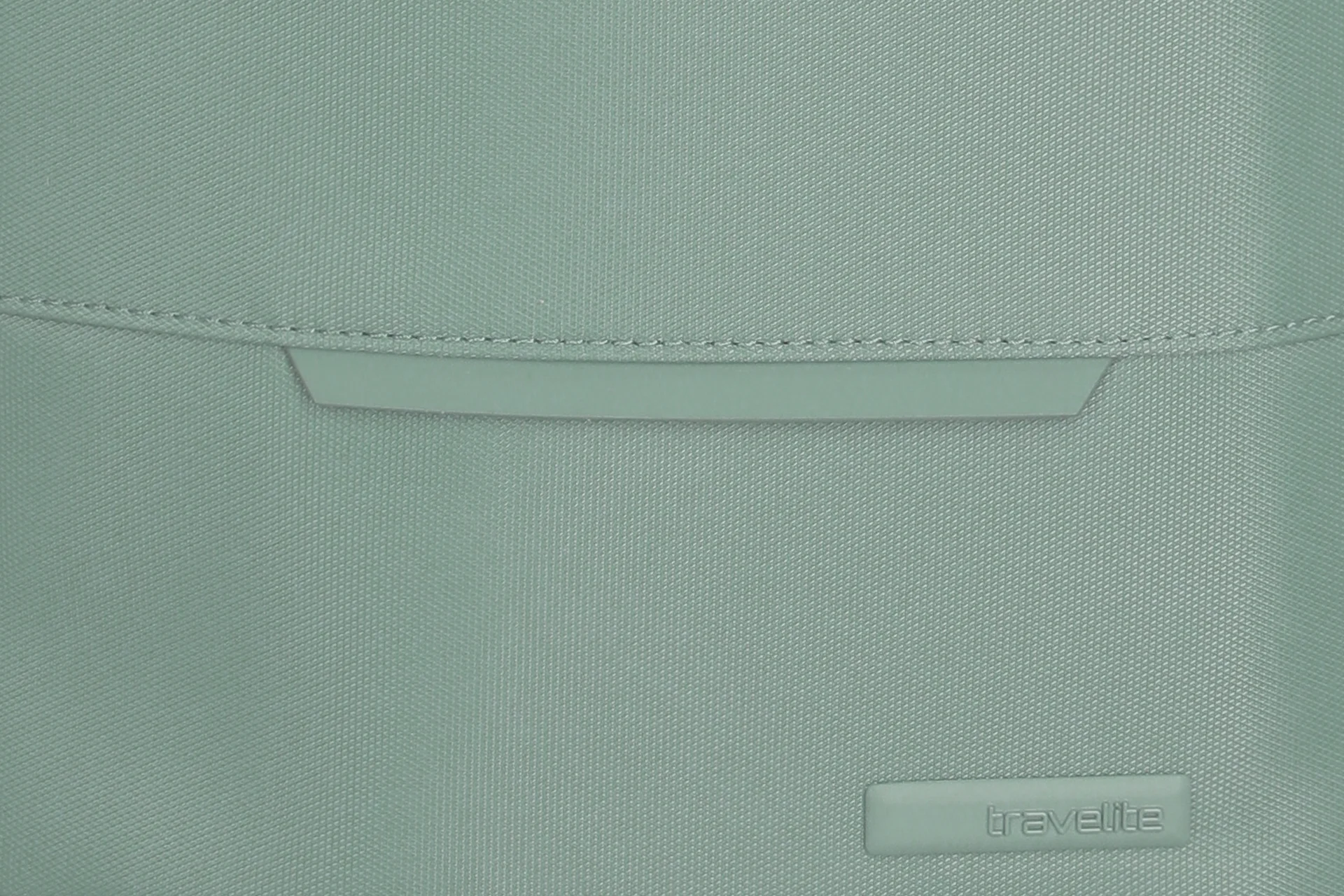 Detailansicht einer mintgrünen Reise- oder Laptoptasche von travelite Nahaufnahme des hochwertigen Stoffs und Logos einer mintgrünen travelite Tasche