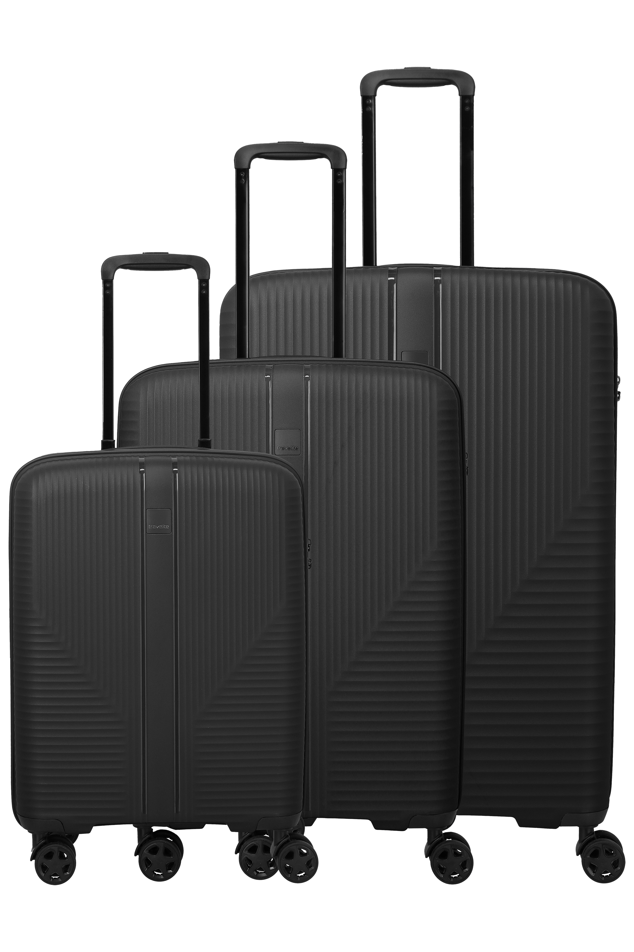 Drei schwarze TRAVELITE Koffer-Set (Größen L, M und S) stehen nebeneinander auf Rollen, mit ausgezogenen Griffen. Sie haben ein vertikales Rillenmuster und ein dezentes Markenlogo. Der Hintergrund ist schwarz.
