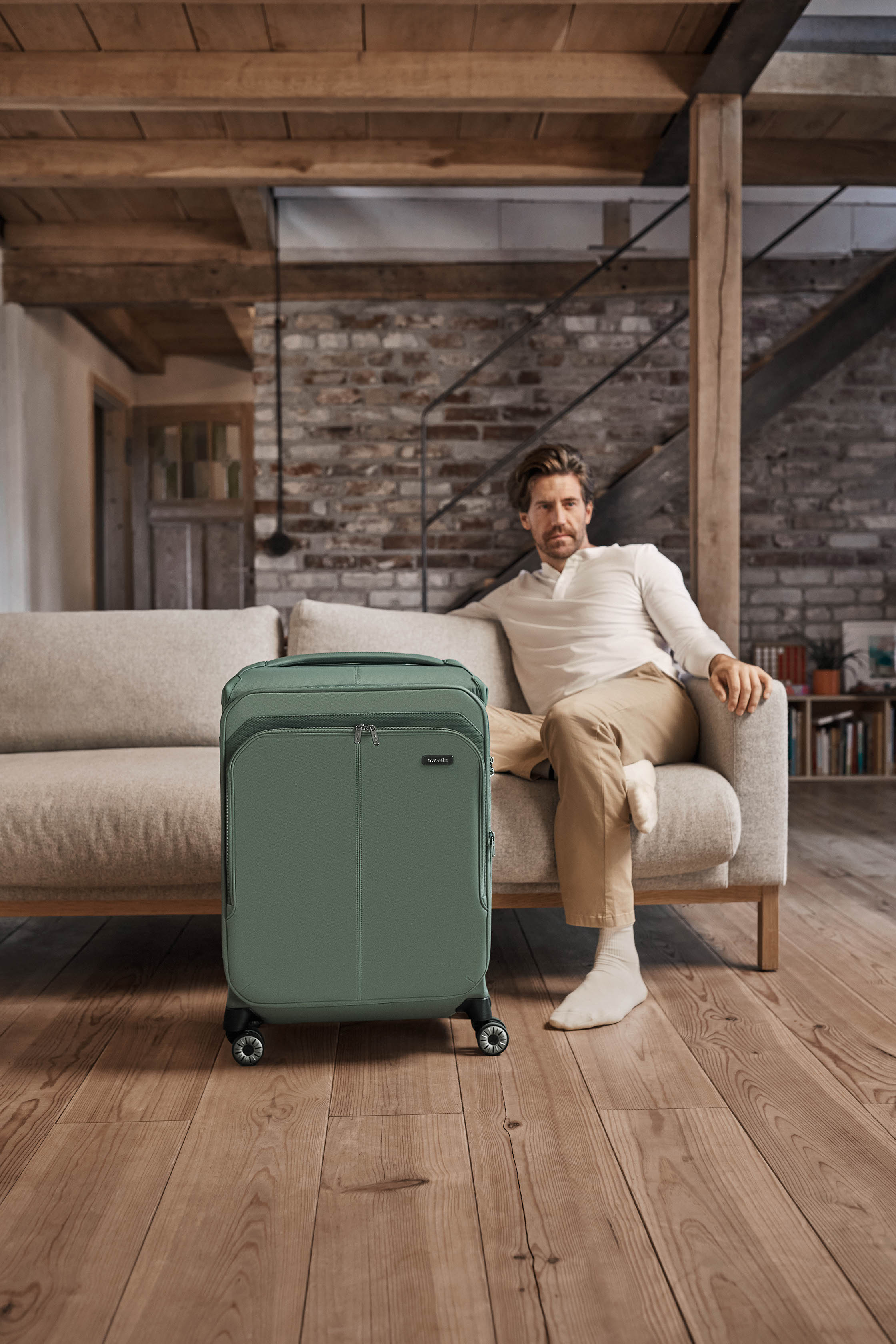 Moderner Koffer in stilvoller Wohnung