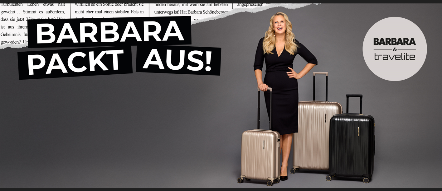 Blonde Frau im schwarzen Kleid, lachend, Hand in Hüfte. Vor ihr drei Koffer in Gold und Schwarz. Text-Banner "BARBARA PACKT AUS!". Rechts oben Logo "BARBARA & travelite". Hintergrund grau.