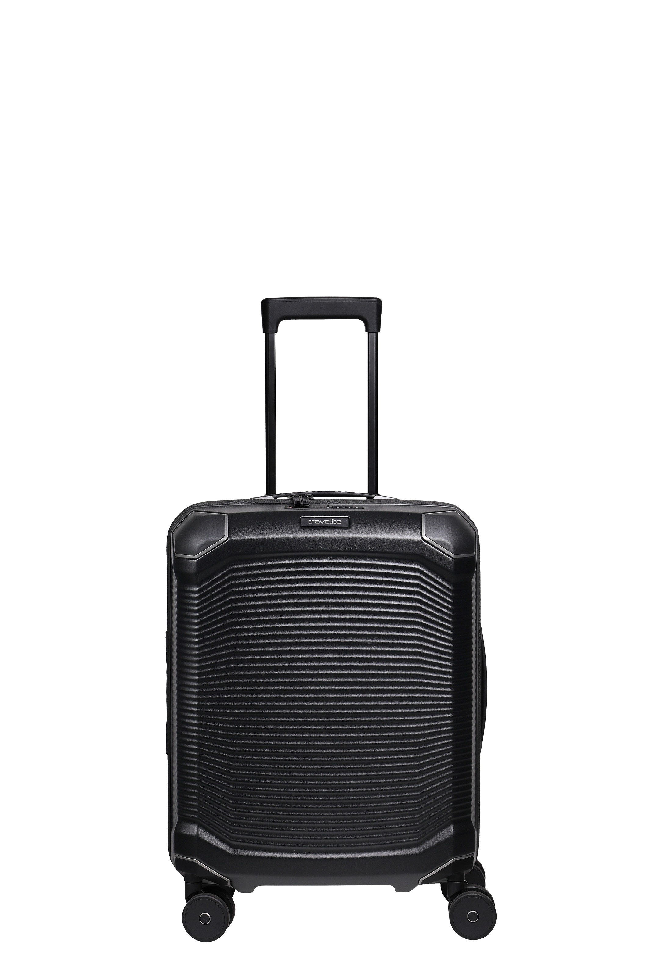 Ein schwarzer TRAVELITE Trolley S mit Teleskopgriff steht auf vier Rollen vor einem schwarzen Hintergrund. Die Oberfläche des Handgepäcks ist mit horizontalen Linien versehen.