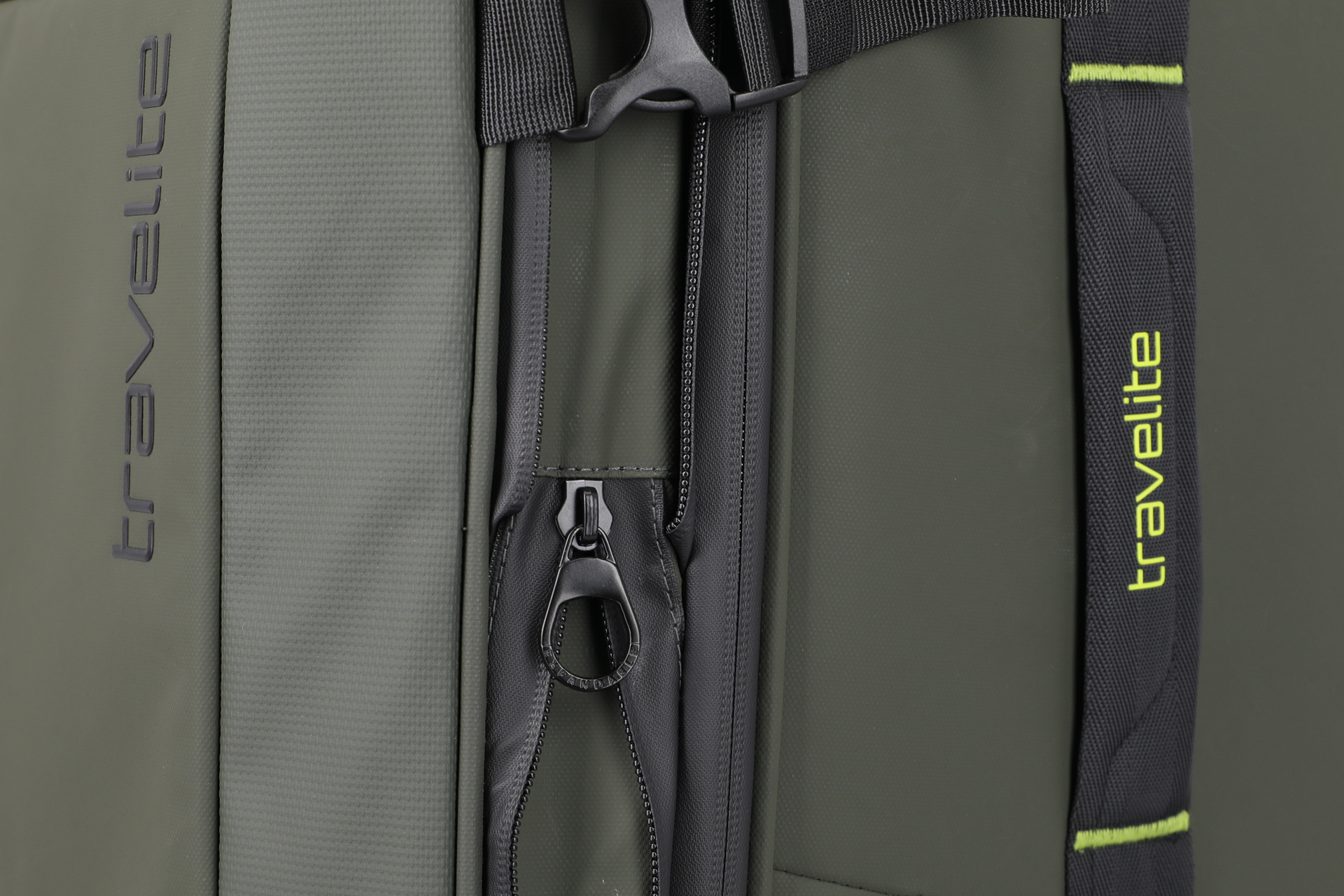 travelite Briize Rollenreisetasche in khaki Eine travelite Rollenreisetasche der Serie Briize Detail Reißverschluss in khaki