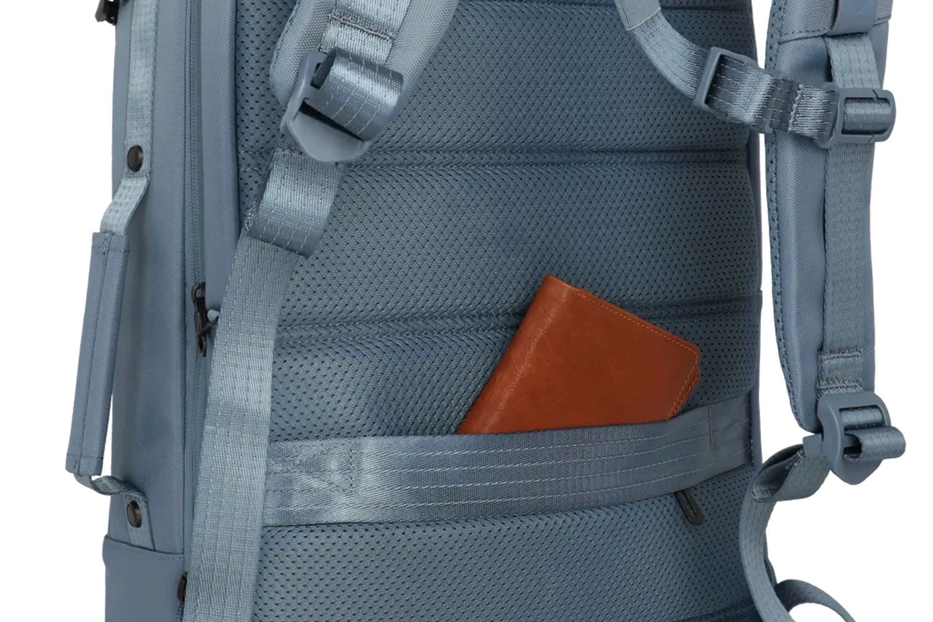 Detailansicht eines Rucksacks mit seitlichem Reißverschlussfach und brauner Brieftasche Gepolsterte Rückseite eines grauen Rucksacks mit eingesteckter brauner Brieftasche in einem seitlichen Fach