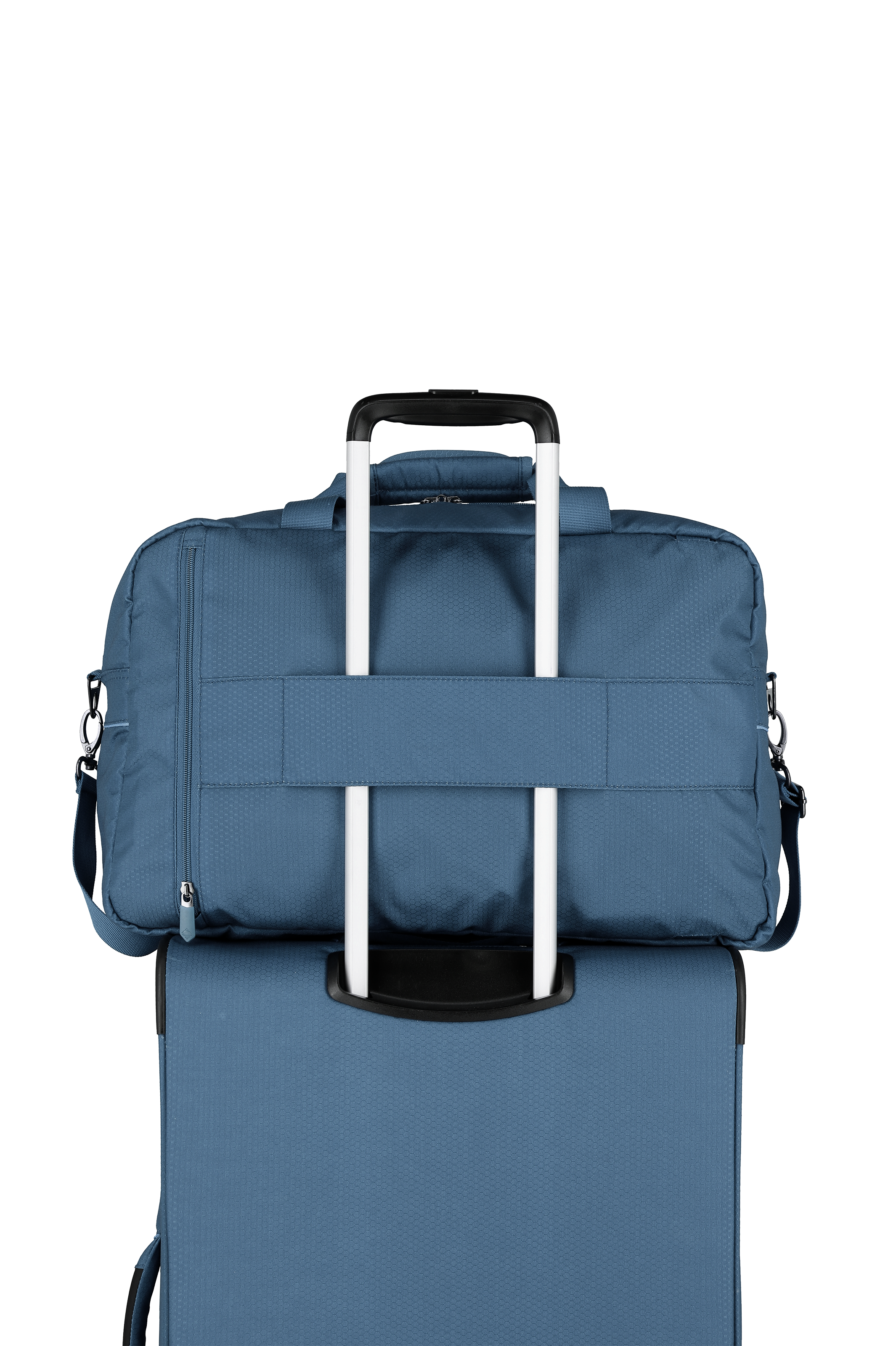 Praktische Reisetasche in Blau auf Trolley befestigt – ideal für unterwegs