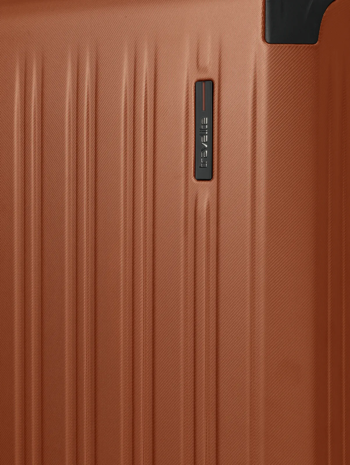 Detailansicht Reisekoffer in Braun von travelite, strukturierte Oberfläche, modernes Design