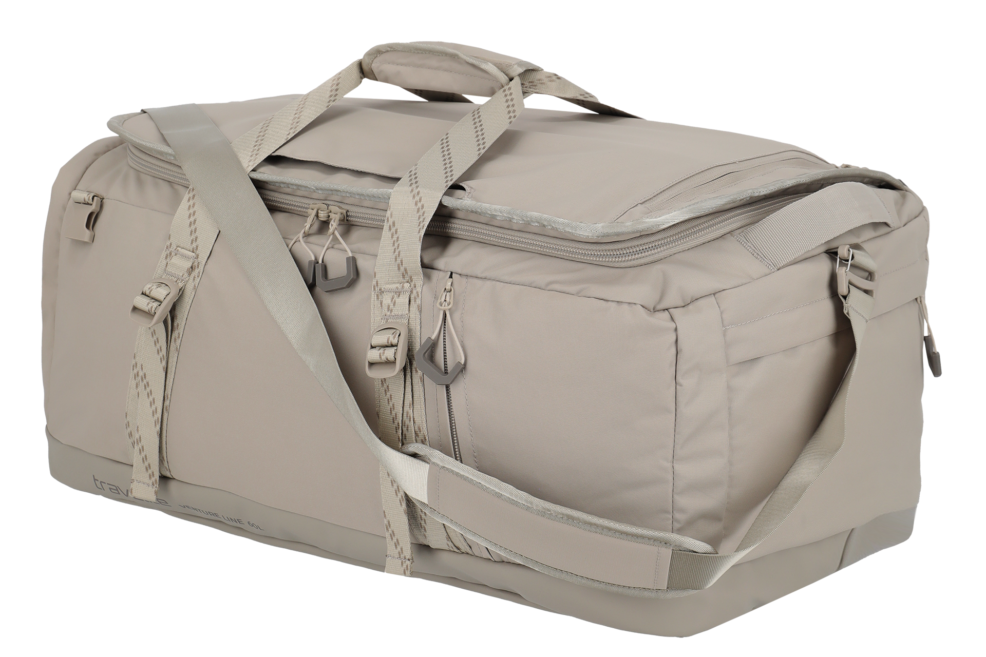 Una bolsa de viaje beige con asas y bandolera se alza sobre un fondo gris. La bolsa tiene cremalleras y hebillas de colores a juego con el material principal. El nombre de la marca aparece discretamente impreso en la bolsa.