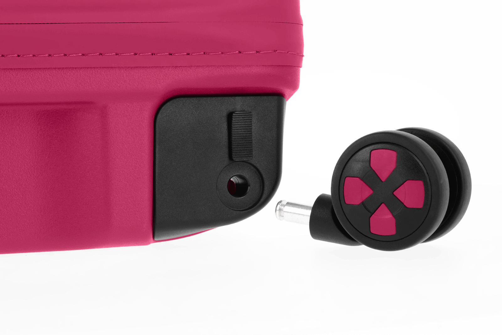 Nahaufnahme des auswechselbaren Rads eines pinken Koffers