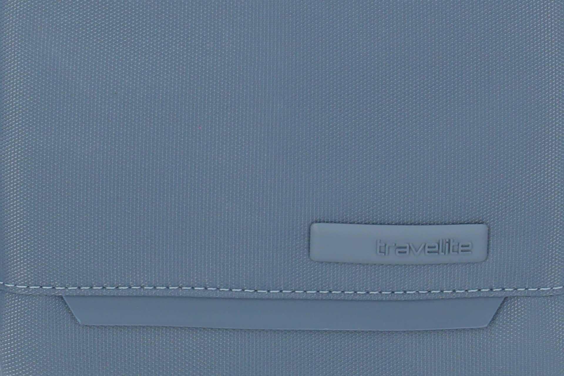 Detailansicht einer blauen Travelite Tasche mit sichtbarem Logo Nahaufnahme der Vorderseite einer blauen Travelite Tasche mit Logo-Emblem